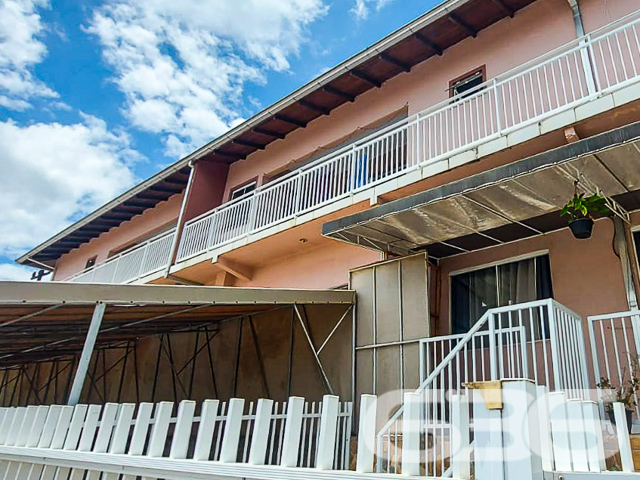 INVISTA NESTA OPORTUNIDADE ÚNICA NO ITINGA: SOBRADO COM PONTO COMERCIAL E APARTAMENTOS - ESTUDA PERMUTA
Descubra uma oportunidade de investimento excepcional no bairro Itinga, em Joinville. Este terreno de 571,86m² abriga um sobrado de esquina com ponto comercial e residencial, oferecendo uma combinação perfeita de funcionalidade e rentabilidade.
O imóvel inclui um ponto comercial de 200m², com 100m² já alugados por R$2.000, garantindo um retorno imediato sobre o seu investimento. Além disso, o sobrado conta com um apartamento completo de 3 quartos, sala, cozinha, lavanderia e lavabo, ideal para moradia ou locação adicional.
No segundo piso, encontram-se 4 apartamentos de 2 quartos, com sala e cozinha conjugadas, cada um projetado para oferecer conforto e praticidade. Esta propriedade representa uma excelente oportunidade para investidores que buscam um ativo com múltiplas fontes de renda em uma localização estratégica.
A 636 Negócios Imobiliários, com mais de 30 anos de experiência no mercado, está pronta para ajudá-lo a aproveitar esta oportunidade única. Para mais informações, entre em contato conosco pelo telefone: (47) 3451-0636 ou WhatsApp: (47) 99190-0636.
Este e outros milhares de imóveis no site: i636.com.br