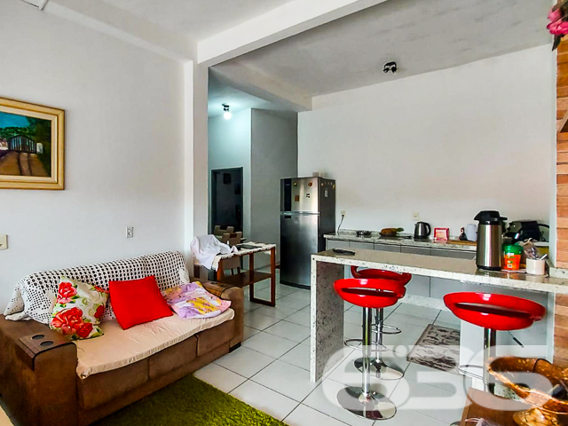 INVISTA NESTA OPORTUNIDADE ÚNICA NO ITINGA: SOBRADO COM PONTO COMERCIAL E APARTAMENTOS - ESTUDA PERMUTA
Descubra uma oportunidade de investimento excepcional no bairro Itinga, em Joinville. Este terreno de 571,86m² abriga um sobrado de esquina com ponto comercial e residencial, oferecendo uma combinação perfeita de funcionalidade e rentabilidade.
O imóvel inclui um ponto comercial de 200m², com 100m² já alugados por R$2.000, garantindo um retorno imediato sobre o seu investimento. Além disso, o sobrado conta com um apartamento completo de 3 quartos, sala, cozinha, lavanderia e lavabo, ideal para moradia ou locação adicional.
No segundo piso, encontram-se 4 apartamentos de 2 quartos, com sala e cozinha conjugadas, cada um projetado para oferecer conforto e praticidade. Esta propriedade representa uma excelente oportunidade para investidores que buscam um ativo com múltiplas fontes de renda em uma localização estratégica.
A 636 Negócios Imobiliários, com mais de 30 anos de experiência no mercado, está pronta para ajudá-lo a aproveitar esta oportunidade única. Para mais informações, entre em contato conosco pelo telefone: (47) 3451-0636 ou WhatsApp: (47) 99190-0636.
Este e outros milhares de imóveis no site: i636.com.br