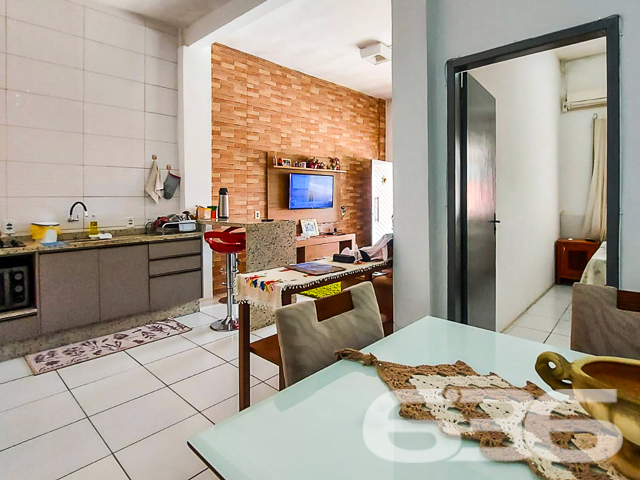 INVISTA NESTA OPORTUNIDADE ÚNICA NO ITINGA: SOBRADO COM PONTO COMERCIAL E APARTAMENTOS - ESTUDA PERMUTA
Descubra uma oportunidade de investimento excepcional no bairro Itinga, em Joinville. Este terreno de 571,86m² abriga um sobrado de esquina com ponto comercial e residencial, oferecendo uma combinação perfeita de funcionalidade e rentabilidade.
O imóvel inclui um ponto comercial de 200m², com 100m² já alugados por R$2.000, garantindo um retorno imediato sobre o seu investimento. Além disso, o sobrado conta com um apartamento completo de 3 quartos, sala, cozinha, lavanderia e lavabo, ideal para moradia ou locação adicional.
No segundo piso, encontram-se 4 apartamentos de 2 quartos, com sala e cozinha conjugadas, cada um projetado para oferecer conforto e praticidade. Esta propriedade representa uma excelente oportunidade para investidores que buscam um ativo com múltiplas fontes de renda em uma localização estratégica.
A 636 Negócios Imobiliários, com mais de 30 anos de experiência no mercado, está pronta para ajudá-lo a aproveitar esta oportunidade única. Para mais informações, entre em contato conosco pelo telefone: (47) 3451-0636 ou WhatsApp: (47) 99190-0636.
Este e outros milhares de imóveis no site: i636.com.br