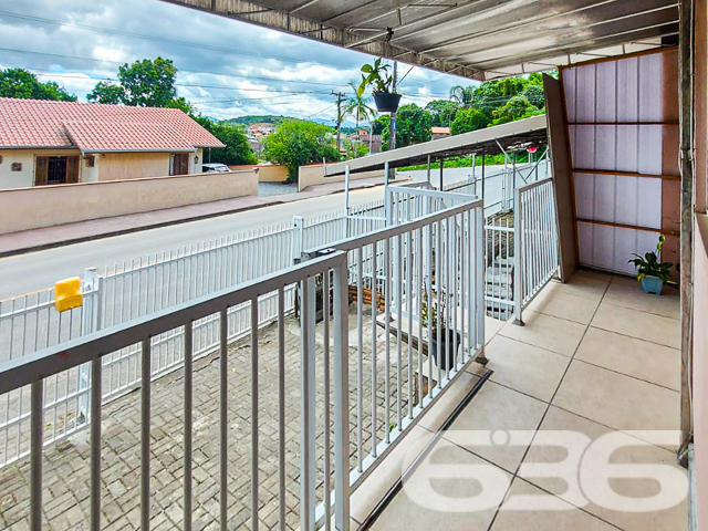 INVISTA NESTA OPORTUNIDADE ÚNICA NO ITINGA: SOBRADO COM PONTO COMERCIAL E APARTAMENTOS - ESTUDA PERMUTA
Descubra uma oportunidade de investimento excepcional no bairro Itinga, em Joinville. Este terreno de 571,86m² abriga um sobrado de esquina com ponto comercial e residencial, oferecendo uma combinação perfeita de funcionalidade e rentabilidade.
O imóvel inclui um ponto comercial de 200m², com 100m² já alugados por R$2.000, garantindo um retorno imediato sobre o seu investimento. Além disso, o sobrado conta com um apartamento completo de 3 quartos, sala, cozinha, lavanderia e lavabo, ideal para moradia ou locação adicional.
No segundo piso, encontram-se 4 apartamentos de 2 quartos, com sala e cozinha conjugadas, cada um projetado para oferecer conforto e praticidade. Esta propriedade representa uma excelente oportunidade para investidores que buscam um ativo com múltiplas fontes de renda em uma localização estratégica.
A 636 Negócios Imobiliários, com mais de 30 anos de experiência no mercado, está pronta para ajudá-lo a aproveitar esta oportunidade única. Para mais informações, entre em contato conosco pelo telefone: (47) 3451-0636 ou WhatsApp: (47) 99190-0636.
Este e outros milhares de imóveis no site: i636.com.br