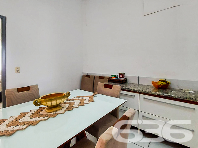 INVISTA NESTA OPORTUNIDADE ÚNICA NO ITINGA: SOBRADO COM PONTO COMERCIAL E APARTAMENTOS - ESTUDA PERMUTA
Descubra uma oportunidade de investimento excepcional no bairro Itinga, em Joinville. Este terreno de 571,86m² abriga um sobrado de esquina com ponto comercial e residencial, oferecendo uma combinação perfeita de funcionalidade e rentabilidade.
O imóvel inclui um ponto comercial de 200m², com 100m² já alugados por R$2.000, garantindo um retorno imediato sobre o seu investimento. Além disso, o sobrado conta com um apartamento completo de 3 quartos, sala, cozinha, lavanderia e lavabo, ideal para moradia ou locação adicional.
No segundo piso, encontram-se 4 apartamentos de 2 quartos, com sala e cozinha conjugadas, cada um projetado para oferecer conforto e praticidade. Esta propriedade representa uma excelente oportunidade para investidores que buscam um ativo com múltiplas fontes de renda em uma localização estratégica.
A 636 Negócios Imobiliários, com mais de 30 anos de experiência no mercado, está pronta para ajudá-lo a aproveitar esta oportunidade única. Para mais informações, entre em contato conosco pelo telefone: (47) 3451-0636 ou WhatsApp: (47) 99190-0636.
Este e outros milhares de imóveis no site: i636.com.br