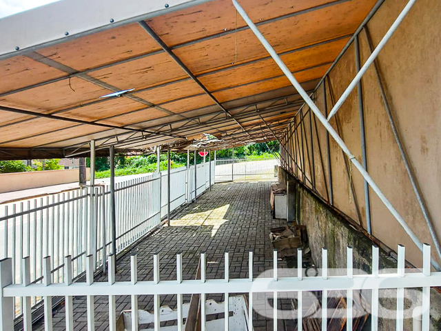 INVISTA NESTA OPORTUNIDADE ÚNICA NO ITINGA: SOBRADO COM PONTO COMERCIAL E APARTAMENTOS - ESTUDA PERMUTA
Descubra uma oportunidade de investimento excepcional no bairro Itinga, em Joinville. Este terreno de 571,86m² abriga um sobrado de esquina com ponto comercial e residencial, oferecendo uma combinação perfeita de funcionalidade e rentabilidade.
O imóvel inclui um ponto comercial de 200m², com 100m² já alugados por R$2.000, garantindo um retorno imediato sobre o seu investimento. Além disso, o sobrado conta com um apartamento completo de 3 quartos, sala, cozinha, lavanderia e lavabo, ideal para moradia ou locação adicional.
No segundo piso, encontram-se 4 apartamentos de 2 quartos, com sala e cozinha conjugadas, cada um projetado para oferecer conforto e praticidade. Esta propriedade representa uma excelente oportunidade para investidores que buscam um ativo com múltiplas fontes de renda em uma localização estratégica.
A 636 Negócios Imobiliários, com mais de 30 anos de experiência no mercado, está pronta para ajudá-lo a aproveitar esta oportunidade única. Para mais informações, entre em contato conosco pelo telefone: (47) 3451-0636 ou WhatsApp: (47) 99190-0636.
Este e outros milhares de imóveis no site: i636.com.br