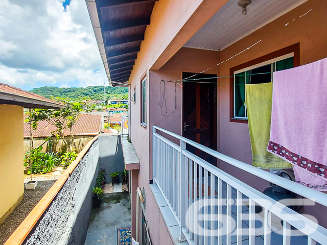 INVISTA NESTA OPORTUNIDADE ÚNICA NO ITINGA: SOBRADO COM PONTO COMERCIAL E APARTAMENTOS - ESTUDA PERMUTA
Descubra uma oportunidade de investimento excepcional no bairro Itinga, em Joinville. Este terreno de 571,86m² abriga um sobrado de esquina com ponto comercial e residencial, oferecendo uma combinação perfeita de funcionalidade e rentabilidade.
O imóvel inclui um ponto comercial de 200m², com 100m² já alugados por R$2.000, garantindo um retorno imediato sobre o seu investimento. Além disso, o sobrado conta com um apartamento completo de 3 quartos, sala, cozinha, lavanderia e lavabo, ideal para moradia ou locação adicional.
No segundo piso, encontram-se 4 apartamentos de 2 quartos, com sala e cozinha conjugadas, cada um projetado para oferecer conforto e praticidade. Esta propriedade representa uma excelente oportunidade para investidores que buscam um ativo com múltiplas fontes de renda em uma localização estratégica.
A 636 Negócios Imobiliários, com mais de 30 anos de experiência no mercado, está pronta para ajudá-lo a aproveitar esta oportunidade única. Para mais informações, entre em contato conosco pelo telefone: (47) 3451-0636 ou WhatsApp: (47) 99190-0636.
Este e outros milhares de imóveis no site: i636.com.br