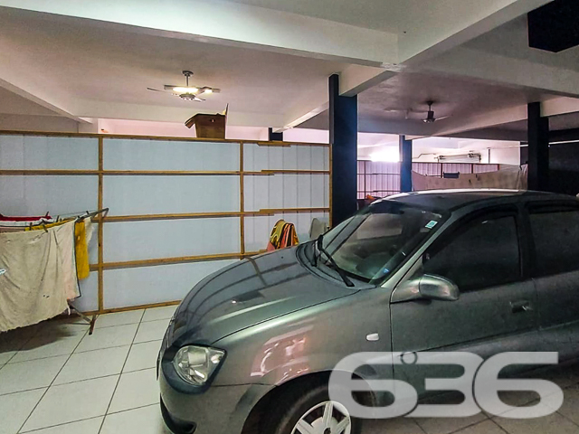 INVISTA NESTA OPORTUNIDADE ÚNICA NO ITINGA: SOBRADO COM PONTO COMERCIAL E APARTAMENTOS - ESTUDA PERMUTA
Descubra uma oportunidade de investimento excepcional no bairro Itinga, em Joinville. Este terreno de 571,86m² abriga um sobrado de esquina com ponto comercial e residencial, oferecendo uma combinação perfeita de funcionalidade e rentabilidade.
O imóvel inclui um ponto comercial de 200m², com 100m² já alugados por R$2.000, garantindo um retorno imediato sobre o seu investimento. Além disso, o sobrado conta com um apartamento completo de 3 quartos, sala, cozinha, lavanderia e lavabo, ideal para moradia ou locação adicional.
No segundo piso, encontram-se 4 apartamentos de 2 quartos, com sala e cozinha conjugadas, cada um projetado para oferecer conforto e praticidade. Esta propriedade representa uma excelente oportunidade para investidores que buscam um ativo com múltiplas fontes de renda em uma localização estratégica.
A 636 Negócios Imobiliários, com mais de 30 anos de experiência no mercado, está pronta para ajudá-lo a aproveitar esta oportunidade única. Para mais informações, entre em contato conosco pelo telefone: (47) 3451-0636 ou WhatsApp: (47) 99190-0636.
Este e outros milhares de imóveis no site: i636.com.br