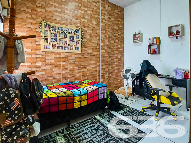 INVISTA NESTA OPORTUNIDADE ÚNICA NO ITINGA: SOBRADO COM PONTO COMERCIAL E APARTAMENTOS - ESTUDA PERMUTA
Descubra uma oportunidade de investimento excepcional no bairro Itinga, em Joinville. Este terreno de 571,86m² abriga um sobrado de esquina com ponto comercial e residencial, oferecendo uma combinação perfeita de funcionalidade e rentabilidade.
O imóvel inclui um ponto comercial de 200m², com 100m² já alugados por R$2.000, garantindo um retorno imediato sobre o seu investimento. Além disso, o sobrado conta com um apartamento completo de 3 quartos, sala, cozinha, lavanderia e lavabo, ideal para moradia ou locação adicional.
No segundo piso, encontram-se 4 apartamentos de 2 quartos, com sala e cozinha conjugadas, cada um projetado para oferecer conforto e praticidade. Esta propriedade representa uma excelente oportunidade para investidores que buscam um ativo com múltiplas fontes de renda em uma localização estratégica.
A 636 Negócios Imobiliários, com mais de 30 anos de experiência no mercado, está pronta para ajudá-lo a aproveitar esta oportunidade única. Para mais informações, entre em contato conosco pelo telefone: (47) 3451-0636 ou WhatsApp: (47) 99190-0636.
Este e outros milhares de imóveis no site: i636.com.br