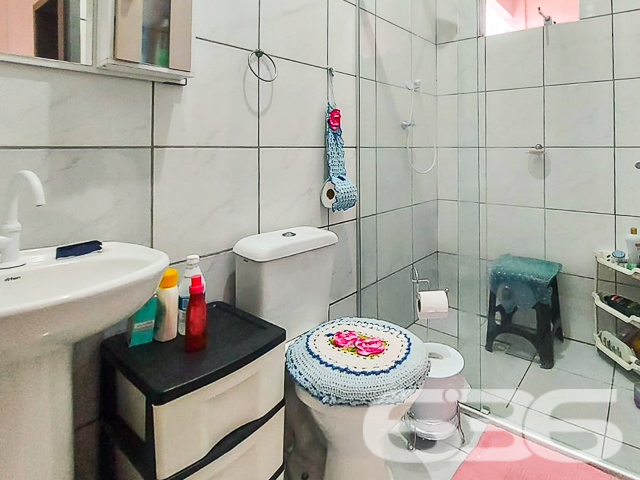 INVISTA NESTA OPORTUNIDADE ÚNICA NO ITINGA: SOBRADO COM PONTO COMERCIAL E APARTAMENTOS - ESTUDA PERMUTA
Descubra uma oportunidade de investimento excepcional no bairro Itinga, em Joinville. Este terreno de 571,86m² abriga um sobrado de esquina com ponto comercial e residencial, oferecendo uma combinação perfeita de funcionalidade e rentabilidade.
O imóvel inclui um ponto comercial de 200m², com 100m² já alugados por R$2.000, garantindo um retorno imediato sobre o seu investimento. Além disso, o sobrado conta com um apartamento completo de 3 quartos, sala, cozinha, lavanderia e lavabo, ideal para moradia ou locação adicional.
No segundo piso, encontram-se 4 apartamentos de 2 quartos, com sala e cozinha conjugadas, cada um projetado para oferecer conforto e praticidade. Esta propriedade representa uma excelente oportunidade para investidores que buscam um ativo com múltiplas fontes de renda em uma localização estratégica.
A 636 Negócios Imobiliários, com mais de 30 anos de experiência no mercado, está pronta para ajudá-lo a aproveitar esta oportunidade única. Para mais informações, entre em contato conosco pelo telefone: (47) 3451-0636 ou WhatsApp: (47) 99190-0636.
Este e outros milhares de imóveis no site: i636.com.br