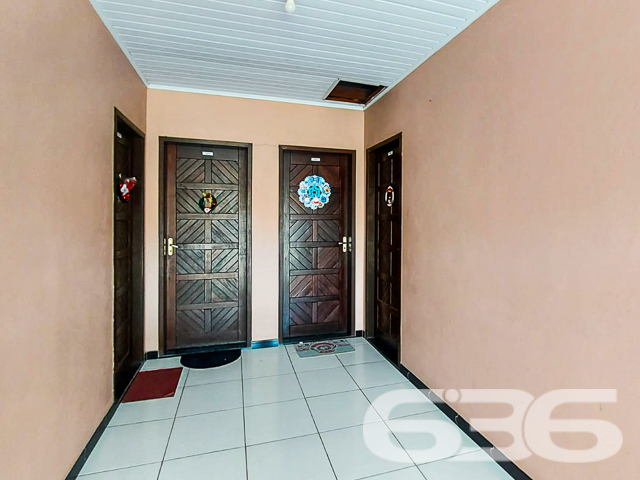 INVISTA NESTA OPORTUNIDADE ÚNICA NO ITINGA: SOBRADO COM PONTO COMERCIAL E APARTAMENTOS - ESTUDA PERMUTA
Descubra uma oportunidade de investimento excepcional no bairro Itinga, em Joinville. Este terreno de 571,86m² abriga um sobrado de esquina com ponto comercial e residencial, oferecendo uma combinação perfeita de funcionalidade e rentabilidade.
O imóvel inclui um ponto comercial de 200m², com 100m² já alugados por R$2.000, garantindo um retorno imediato sobre o seu investimento. Além disso, o sobrado conta com um apartamento completo de 3 quartos, sala, cozinha, lavanderia e lavabo, ideal para moradia ou locação adicional.
No segundo piso, encontram-se 4 apartamentos de 2 quartos, com sala e cozinha conjugadas, cada um projetado para oferecer conforto e praticidade. Esta propriedade representa uma excelente oportunidade para investidores que buscam um ativo com múltiplas fontes de renda em uma localização estratégica.
A 636 Negócios Imobiliários, com mais de 30 anos de experiência no mercado, está pronta para ajudá-lo a aproveitar esta oportunidade única. Para mais informações, entre em contato conosco pelo telefone: (47) 3451-0636 ou WhatsApp: (47) 99190-0636.
Este e outros milhares de imóveis no site: i636.com.br