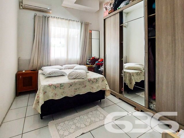 INVISTA NESTA OPORTUNIDADE ÚNICA NO ITINGA: SOBRADO COM PONTO COMERCIAL E APARTAMENTOS - ESTUDA PERMUTA
Descubra uma oportunidade de investimento excepcional no bairro Itinga, em Joinville. Este terreno de 571,86m² abriga um sobrado de esquina com ponto comercial e residencial, oferecendo uma combinação perfeita de funcionalidade e rentabilidade.
O imóvel inclui um ponto comercial de 200m², com 100m² já alugados por R$2.000, garantindo um retorno imediato sobre o seu investimento. Além disso, o sobrado conta com um apartamento completo de 3 quartos, sala, cozinha, lavanderia e lavabo, ideal para moradia ou locação adicional.
No segundo piso, encontram-se 4 apartamentos de 2 quartos, com sala e cozinha conjugadas, cada um projetado para oferecer conforto e praticidade. Esta propriedade representa uma excelente oportunidade para investidores que buscam um ativo com múltiplas fontes de renda em uma localização estratégica.
A 636 Negócios Imobiliários, com mais de 30 anos de experiência no mercado, está pronta para ajudá-lo a aproveitar esta oportunidade única. Para mais informações, entre em contato conosco pelo telefone: (47) 3451-0636 ou WhatsApp: (47) 99190-0636.
Este e outros milhares de imóveis no site: i636.com.br