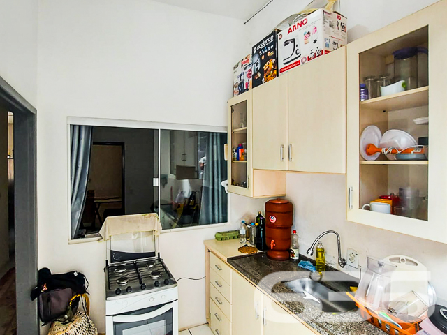 INVISTA NESTA OPORTUNIDADE ÚNICA NO ITINGA: SOBRADO COM PONTO COMERCIAL E APARTAMENTOS - ESTUDA PERMUTA
Descubra uma oportunidade de investimento excepcional no bairro Itinga, em Joinville. Este terreno de 571,86m² abriga um sobrado de esquina com ponto comercial e residencial, oferecendo uma combinação perfeita de funcionalidade e rentabilidade.
O imóvel inclui um ponto comercial de 200m², com 100m² já alugados por R$2.000, garantindo um retorno imediato sobre o seu investimento. Além disso, o sobrado conta com um apartamento completo de 3 quartos, sala, cozinha, lavanderia e lavabo, ideal para moradia ou locação adicional.
No segundo piso, encontram-se 4 apartamentos de 2 quartos, com sala e cozinha conjugadas, cada um projetado para oferecer conforto e praticidade. Esta propriedade representa uma excelente oportunidade para investidores que buscam um ativo com múltiplas fontes de renda em uma localização estratégica.
A 636 Negócios Imobiliários, com mais de 30 anos de experiência no mercado, está pronta para ajudá-lo a aproveitar esta oportunidade única. Para mais informações, entre em contato conosco pelo telefone: (47) 3451-0636 ou WhatsApp: (47) 99190-0636.
Este e outros milhares de imóveis no site: i636.com.br