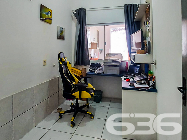 INVISTA NESTA OPORTUNIDADE ÚNICA NO ITINGA: SOBRADO COM PONTO COMERCIAL E APARTAMENTOS - ESTUDA PERMUTA
Descubra uma oportunidade de investimento excepcional no bairro Itinga, em Joinville. Este terreno de 571,86m² abriga um sobrado de esquina com ponto comercial e residencial, oferecendo uma combinação perfeita de funcionalidade e rentabilidade.
O imóvel inclui um ponto comercial de 200m², com 100m² já alugados por R$2.000, garantindo um retorno imediato sobre o seu investimento. Além disso, o sobrado conta com um apartamento completo de 3 quartos, sala, cozinha, lavanderia e lavabo, ideal para moradia ou locação adicional.
No segundo piso, encontram-se 4 apartamentos de 2 quartos, com sala e cozinha conjugadas, cada um projetado para oferecer conforto e praticidade. Esta propriedade representa uma excelente oportunidade para investidores que buscam um ativo com múltiplas fontes de renda em uma localização estratégica.
A 636 Negócios Imobiliários, com mais de 30 anos de experiência no mercado, está pronta para ajudá-lo a aproveitar esta oportunidade única. Para mais informações, entre em contato conosco pelo telefone: (47) 3451-0636 ou WhatsApp: (47) 99190-0636.
Este e outros milhares de imóveis no site: i636.com.br