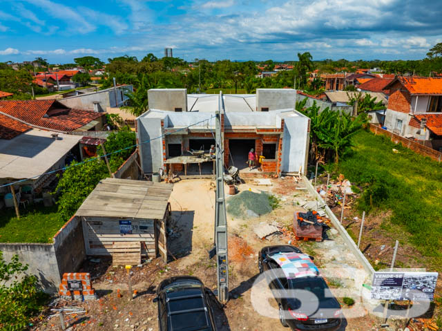 Descubra o espaço ideal para você e sua família em Balneário Barra do Sul, Santa Catarina. Apresentamos um imóvel exclusivo da 636 Negócios Imobiliários que combina design moderno, acabamentos de alta qualidade e uma localização privilegiada no bairro Salinas.
Este residencial geminado térreo, com entrega prevista para junho de 2024, oferece 98,77m² de área construída, ideal para quem busca conforto e privacidade.
O projeto arquitetônico moderno e inteligente, desenvolvido por construtores com vasta experiência e reconhecidos por sua qualidade, integra ambientes em um conceito aberto. Isso promove não apenas uma maior sensação de espaço, mas também facilita a ventilação cruzada e maximiza a entrada de luz natural, aspectos essenciais para uma vida mais confortável e econômica.
A residência dispõe de duas garagens descobertas, dois dormitórios aconchegantes, uma suíte, e dois banheiros modernos. A sala de estar e jantar são integradas, criando um ambiente perfeito para momentos em família e entretenimento. A cozinha prática se conecta ao jardim de inverno, trazendo um toque de natureza para dentro de casa. A área de serviço é bem dimensionada e funcional.
Externamente, o imóvel é cercado, garantindo privacidade e segurança, e o jardim proporciona um espaço encantador para relaxamento e lazer ao ar livre. A área de festas é ideal para confraternizações, oferecendo comodidade para receber amigos e familiares.
Localizado em um bairro tranquilo de Balneário Barra do Sul, o imóvel está próximo a vias de acesso, transporte público, escolas, hospitais e serviços públicos essenciais, oferecendo uma vida prática e sem complicações. A região é perfeita para quem deseja estar próximo da natureza sem abrir mão da conveniência urbana.
A 636 Negócios Imobiliários, com mais de 30 anos de experiência no mercado imobiliário, é reconhecida por sua excelência técnico-jurídica e pelo compromisso em oferecer não apenas imóveis, mas lares que atendam todas as expectativas de seus clientes. Este imóvel é uma oportunidade única para quem busca qualidade, conforto e estilo de vida em harmonia com a natureza.
Venha conhecer seu novo lar com a 636 Negócios Imobiliários, onde grandes pessoas constroem grandes empresas e transformam sonhos em realidade.
636 NEGÓCIOS IMOBILIÁRIOS: A SUA MELHOR ESCOLHA
Com mais de 30 anos de experiência, a 636 Negócios Imobiliários é sua parceira ideal para encontrar o imóvel perfeito. Estamos prontos para ajudá-lo a fazer deste imóvel o seu novo lar.
Telefone: (47) 3451-0636
WhatsApp: (47) 99190-0636
Não perca esta oportunidade única. Visite nosso site para mais informações: i636.com.br