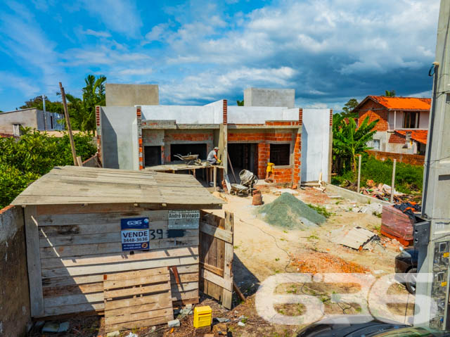Descubra o espaço ideal para você e sua família em Balneário Barra do Sul, Santa Catarina. Apresentamos um imóvel exclusivo da 636 Negócios Imobiliários que combina design moderno, acabamentos de alta qualidade e uma localização privilegiada no bairro Salinas.
Este residencial geminado térreo, com entrega prevista para junho de 2024, oferece 98,77m² de área construída, ideal para quem busca conforto e privacidade.
O projeto arquitetônico moderno e inteligente, desenvolvido por construtores com vasta experiência e reconhecidos por sua qualidade, integra ambientes em um conceito aberto. Isso promove não apenas uma maior sensação de espaço, mas também facilita a ventilação cruzada e maximiza a entrada de luz natural, aspectos essenciais para uma vida mais confortável e econômica.
A residência dispõe de duas garagens descobertas, dois dormitórios aconchegantes, uma suíte, e dois banheiros modernos. A sala de estar e jantar são integradas, criando um ambiente perfeito para momentos em família e entretenimento. A cozinha prática se conecta ao jardim de inverno, trazendo um toque de natureza para dentro de casa. A área de serviço é bem dimensionada e funcional.
Externamente, o imóvel é cercado, garantindo privacidade e segurança, e o jardim proporciona um espaço encantador para relaxamento e lazer ao ar livre. A área de festas é ideal para confraternizações, oferecendo comodidade para receber amigos e familiares.
Localizado em um bairro tranquilo de Balneário Barra do Sul, o imóvel está próximo a vias de acesso, transporte público, escolas, hospitais e serviços públicos essenciais, oferecendo uma vida prática e sem complicações. A região é perfeita para quem deseja estar próximo da natureza sem abrir mão da conveniência urbana.
A 636 Negócios Imobiliários, com mais de 30 anos de experiência no mercado imobiliário, é reconhecida por sua excelência técnico-jurídica e pelo compromisso em oferecer não apenas imóveis, mas lares que atendam todas as expectativas de seus clientes. Este imóvel é uma oportunidade única para quem busca qualidade, conforto e estilo de vida em harmonia com a natureza.
Venha conhecer seu novo lar com a 636 Negócios Imobiliários, onde grandes pessoas constroem grandes empresas e transformam sonhos em realidade.
636 NEGÓCIOS IMOBILIÁRIOS: A SUA MELHOR ESCOLHA
Com mais de 30 anos de experiência, a 636 Negócios Imobiliários é sua parceira ideal para encontrar o imóvel perfeito. Estamos prontos para ajudá-lo a fazer deste imóvel o seu novo lar.
Telefone: (47) 3451-0636
WhatsApp: (47) 99190-0636
Não perca esta oportunidade única. Visite nosso site para mais informações: i636.com.br