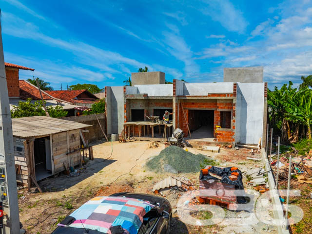 Descubra o espaço ideal para você e sua família em Balneário Barra do Sul, Santa Catarina. Apresentamos um imóvel exclusivo da 636 Negócios Imobiliários que combina design moderno, acabamentos de alta qualidade e uma localização privilegiada no bairro Salinas.
Este residencial geminado térreo, com entrega prevista para junho de 2024, oferece 98,77m² de área construída, ideal para quem busca conforto e privacidade.
O projeto arquitetônico moderno e inteligente, desenvolvido por construtores com vasta experiência e reconhecidos por sua qualidade, integra ambientes em um conceito aberto. Isso promove não apenas uma maior sensação de espaço, mas também facilita a ventilação cruzada e maximiza a entrada de luz natural, aspectos essenciais para uma vida mais confortável e econômica.
A residência dispõe de duas garagens descobertas, dois dormitórios aconchegantes, uma suíte, e dois banheiros modernos. A sala de estar e jantar são integradas, criando um ambiente perfeito para momentos em família e entretenimento. A cozinha prática se conecta ao jardim de inverno, trazendo um toque de natureza para dentro de casa. A área de serviço é bem dimensionada e funcional.
Externamente, o imóvel é cercado, garantindo privacidade e segurança, e o jardim proporciona um espaço encantador para relaxamento e lazer ao ar livre. A área de festas é ideal para confraternizações, oferecendo comodidade para receber amigos e familiares.
Localizado em um bairro tranquilo de Balneário Barra do Sul, o imóvel está próximo a vias de acesso, transporte público, escolas, hospitais e serviços públicos essenciais, oferecendo uma vida prática e sem complicações. A região é perfeita para quem deseja estar próximo da natureza sem abrir mão da conveniência urbana.
A 636 Negócios Imobiliários, com mais de 30 anos de experiência no mercado imobiliário, é reconhecida por sua excelência técnico-jurídica e pelo compromisso em oferecer não apenas imóveis, mas lares que atendam todas as expectativas de seus clientes. Este imóvel é uma oportunidade única para quem busca qualidade, conforto e estilo de vida em harmonia com a natureza.
Venha conhecer seu novo lar com a 636 Negócios Imobiliários, onde grandes pessoas constroem grandes empresas e transformam sonhos em realidade.
636 NEGÓCIOS IMOBILIÁRIOS: A SUA MELHOR ESCOLHA
Com mais de 30 anos de experiência, a 636 Negócios Imobiliários é sua parceira ideal para encontrar o imóvel perfeito. Estamos prontos para ajudá-lo a fazer deste imóvel o seu novo lar.
Telefone: (47) 3451-0636
WhatsApp: (47) 99190-0636
Não perca esta oportunidade única. Visite nosso site para mais informações: i636.com.br