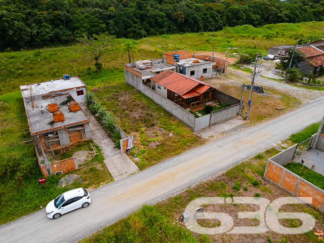 LOTE À VENDA NO BAIRRO PORTO GRANDE, ARAQUARI

Descubra o local perfeito para construir a casa dos seus sonhos em Porto Grande, Araquari. Com 240m² de área total, medindo 10 x 25 metros, este terreno plano e regular é a tela em branco ideal para seu projeto de vida. Aproveite a chance de criar um lar sob medida em uma localização privilegiada.

Este terreno não apenas oferece um espaço generoso para construção, mas também se situa em uma região de grande valorização. Localizado no bairro Porto Grande, em Araquari, você estará próximo a tudo o que é importante: comércios, escolas e vias de acesso rápido para outras partes da cidade e região.

Imagine-se vivendo em uma área que combina tranquilidade, segurança e conveniência. Este terreno é perfeito para quem busca um começo novo ou deseja investir em uma propriedade com alto potencial de valorização.

Na 636 Negócios Imobiliários, entendemos a importância de encontrar o lugar ideal para chamar de lar. Estamos aqui para ajudá-lo a tornar esse sonho realidade. Para mais informações, entre em contato conosco pelo telefone: (47) 3451-0636 ou WhatsApp: (47) 99190-0636.

Não perca essa oportunidade excepcional. Visite nosso site para mais opções: i636.com.br
