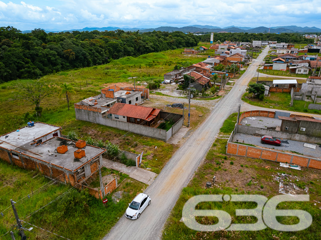 LOTE À VENDA NO BAIRRO PORTO GRANDE, ARAQUARI

Descubra o local perfeito para construir a casa dos seus sonhos em Porto Grande, Araquari. Com 240m² de área total, medindo 10 x 25 metros, este terreno plano e regular é a tela em branco ideal para seu projeto de vida. Aproveite a chance de criar um lar sob medida em uma localização privilegiada.

Este terreno não apenas oferece um espaço generoso para construção, mas também se situa em uma região de grande valorização. Localizado no bairro Porto Grande, em Araquari, você estará próximo a tudo o que é importante: comércios, escolas e vias de acesso rápido para outras partes da cidade e região.

Imagine-se vivendo em uma área que combina tranquilidade, segurança e conveniência. Este terreno é perfeito para quem busca um começo novo ou deseja investir em uma propriedade com alto potencial de valorização.

Na 636 Negócios Imobiliários, entendemos a importância de encontrar o lugar ideal para chamar de lar. Estamos aqui para ajudá-lo a tornar esse sonho realidade. Para mais informações, entre em contato conosco pelo telefone: (47) 3451-0636 ou WhatsApp: (47) 99190-0636.

Não perca essa oportunidade excepcional. Visite nosso site para mais opções: i636.com.br