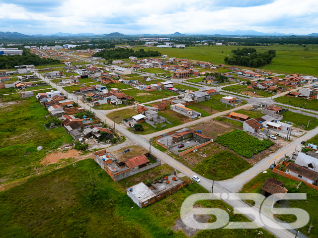 LOTE À VENDA NO BAIRRO PORTO GRANDE, ARAQUARI

Descubra o local perfeito para construir a casa dos seus sonhos em Porto Grande, Araquari. Com 240m² de área total, medindo 10 x 25 metros, este terreno plano e regular é a tela em branco ideal para seu projeto de vida. Aproveite a chance de criar um lar sob medida em uma localização privilegiada.

Este terreno não apenas oferece um espaço generoso para construção, mas também se situa em uma região de grande valorização. Localizado no bairro Porto Grande, em Araquari, você estará próximo a tudo o que é importante: comércios, escolas e vias de acesso rápido para outras partes da cidade e região.

Imagine-se vivendo em uma área que combina tranquilidade, segurança e conveniência. Este terreno é perfeito para quem busca um começo novo ou deseja investir em uma propriedade com alto potencial de valorização.

Na 636 Negócios Imobiliários, entendemos a importância de encontrar o lugar ideal para chamar de lar. Estamos aqui para ajudá-lo a tornar esse sonho realidade. Para mais informações, entre em contato conosco pelo telefone: (47) 3451-0636 ou WhatsApp: (47) 99190-0636.

Não perca essa oportunidade excepcional. Visite nosso site para mais opções: i636.com.br