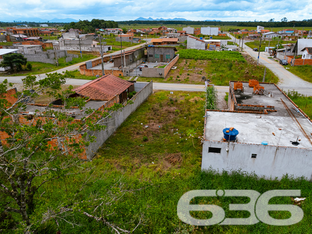 LOTE À VENDA NO BAIRRO PORTO GRANDE, ARAQUARI

Descubra o local perfeito para construir a casa dos seus sonhos em Porto Grande, Araquari. Com 240m² de área total, medindo 10 x 25 metros, este terreno plano e regular é a tela em branco ideal para seu projeto de vida. Aproveite a chance de criar um lar sob medida em uma localização privilegiada.

Este terreno não apenas oferece um espaço generoso para construção, mas também se situa em uma região de grande valorização. Localizado no bairro Porto Grande, em Araquari, você estará próximo a tudo o que é importante: comércios, escolas e vias de acesso rápido para outras partes da cidade e região.

Imagine-se vivendo em uma área que combina tranquilidade, segurança e conveniência. Este terreno é perfeito para quem busca um começo novo ou deseja investir em uma propriedade com alto potencial de valorização.

Na 636 Negócios Imobiliários, entendemos a importância de encontrar o lugar ideal para chamar de lar. Estamos aqui para ajudá-lo a tornar esse sonho realidade. Para mais informações, entre em contato conosco pelo telefone: (47) 3451-0636 ou WhatsApp: (47) 99190-0636.

Não perca essa oportunidade excepcional. Visite nosso site para mais opções: i636.com.br