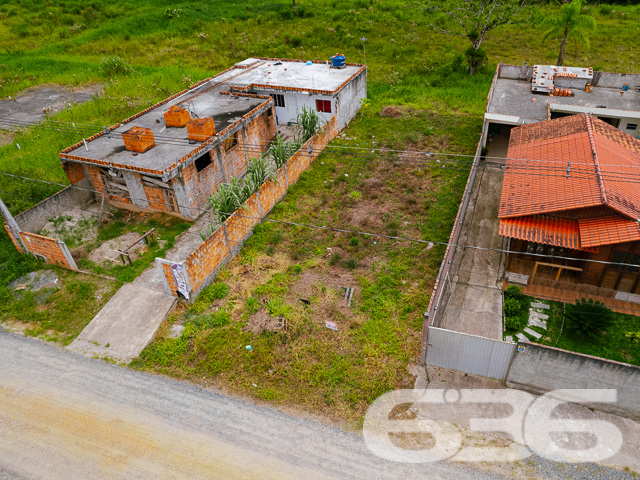 LOTE À VENDA NO BAIRRO PORTO GRANDE, ARAQUARI

Descubra o local perfeito para construir a casa dos seus sonhos em Porto Grande, Araquari. Com 240m² de área total, medindo 10 x 25 metros, este terreno plano e regular é a tela em branco ideal para seu projeto de vida. Aproveite a chance de criar um lar sob medida em uma localização privilegiada.

Este terreno não apenas oferece um espaço generoso para construção, mas também se situa em uma região de grande valorização. Localizado no bairro Porto Grande, em Araquari, você estará próximo a tudo o que é importante: comércios, escolas e vias de acesso rápido para outras partes da cidade e região.

Imagine-se vivendo em uma área que combina tranquilidade, segurança e conveniência. Este terreno é perfeito para quem busca um começo novo ou deseja investir em uma propriedade com alto potencial de valorização.

Na 636 Negócios Imobiliários, entendemos a importância de encontrar o lugar ideal para chamar de lar. Estamos aqui para ajudá-lo a tornar esse sonho realidade. Para mais informações, entre em contato conosco pelo telefone: (47) 3451-0636 ou WhatsApp: (47) 99190-0636.

Não perca essa oportunidade excepcional. Visite nosso site para mais opções: i636.com.br