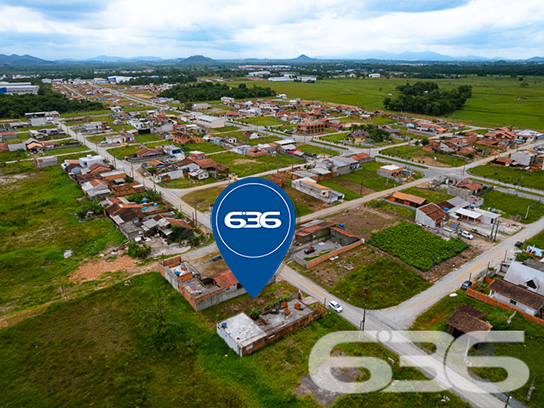 LOTE À VENDA NO BAIRRO PORTO GRANDE, ARAQUARI

Descubra o local perfeito para construir a casa dos seus sonhos em Porto Grande, Araquari. Com 240m² de área total, medindo 10 x 25 metros, este terreno plano e regular é a tela em branco ideal para seu projeto de vida. Aproveite a chance de criar um lar sob medida em uma localização privilegiada.

Este terreno não apenas oferece um espaço generoso para construção, mas também se situa em uma região de grande valorização. Localizado no bairro Porto Grande, em Araquari, você estará próximo a tudo o que é importante: comércios, escolas e vias de acesso rápido para outras partes da cidade e região.

Imagine-se vivendo em uma área que combina tranquilidade, segurança e conveniência. Este terreno é perfeito para quem busca um começo novo ou deseja investir em uma propriedade com alto potencial de valorização.

Na 636 Negócios Imobiliários, entendemos a importância de encontrar o lugar ideal para chamar de lar. Estamos aqui para ajudá-lo a tornar esse sonho realidade. Para mais informações, entre em contato conosco pelo telefone: (47) 3451-0636 ou WhatsApp: (47) 99190-0636.

Não perca essa oportunidade excepcional. Visite nosso site para mais opções: i636.com.br