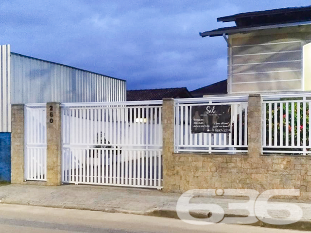 SOBRADO COM SUÍTE + 2 QUARTOS NO BAIRRO FÁTIMA – COM PISCINA E ÁREA DE FESTAS - ESTUDA PERMUTA
Descubra o lar dos seus sonhos neste belo e amplo sobrado localizado no coração do bairro Fátima. Com uma área construída de 200m² em um generoso terreno de 450m², este imóvel oferece conforto e privacidade em um ambiente 100% mobiliado e pronto para morar.
Este imóvel excepcional conta com 2 dormitórios, uma suíte, 3 banheiros, sala de estar espaçosa, cozinha totalmente equipada e uma área de serviço prática. A área externa é um verdadeiro oásis, com um jardim bem cuidado e uma piscina convidativa, perfeita para relaxar ou entreter convidados.
A casa também dispõe de garagem coberta para 2 carros e portão eletrônico para sua tranquilidade.
Localizado em uma região privilegiada do bairro Fátima, este imóvel está próximo a todas as conveniências, incluindo escolas, hospitais e áreas comerciais.
Na 636 Negócios Imobiliários, entendemos que a compra de um imóvel é um momento especial. Com mais de 30 anos de experiência, nossa equipe está pronta para ajudá-lo a encontrar o imóvel perfeito. Entre em contato hoje mesmo e dê o primeiro passo para viver seus sonhos.
Telefone: (47) 3451-0636 | WhatsApp: (47) 99190-0636
Descubra este e outros imóveis exclusivos em nosso site: i636.com.br