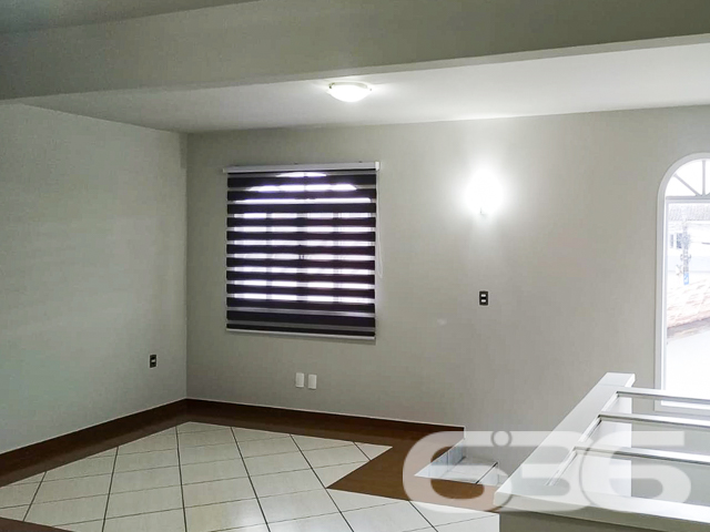 SOBRADO COM SUÍTE + 2 QUARTOS NO BAIRRO FÁTIMA – COM PISCINA E ÁREA DE FESTAS - ESTUDA PERMUTA
Descubra o lar dos seus sonhos neste belo e amplo sobrado localizado no coração do bairro Fátima. Com uma área construída de 200m² em um generoso terreno de 450m², este imóvel oferece conforto e privacidade em um ambiente 100% mobiliado e pronto para morar.
Este imóvel excepcional conta com 2 dormitórios, uma suíte, 3 banheiros, sala de estar espaçosa, cozinha totalmente equipada e uma área de serviço prática. A área externa é um verdadeiro oásis, com um jardim bem cuidado e uma piscina convidativa, perfeita para relaxar ou entreter convidados.
A casa também dispõe de garagem coberta para 2 carros e portão eletrônico para sua tranquilidade.
Localizado em uma região privilegiada do bairro Fátima, este imóvel está próximo a todas as conveniências, incluindo escolas, hospitais e áreas comerciais.
Na 636 Negócios Imobiliários, entendemos que a compra de um imóvel é um momento especial. Com mais de 30 anos de experiência, nossa equipe está pronta para ajudá-lo a encontrar o imóvel perfeito. Entre em contato hoje mesmo e dê o primeiro passo para viver seus sonhos.
Telefone: (47) 3451-0636 | WhatsApp: (47) 99190-0636
Descubra este e outros imóveis exclusivos em nosso site: i636.com.br