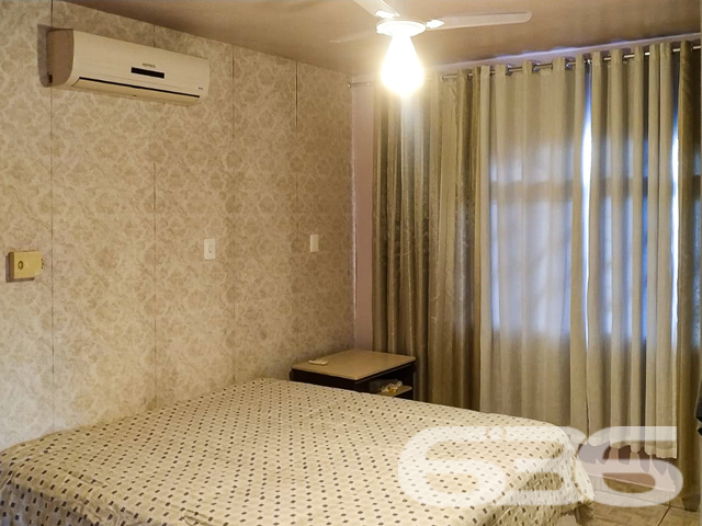 SOBRADO COM SUÍTE + 2 QUARTOS NO BAIRRO FÁTIMA – COM PISCINA E ÁREA DE FESTAS - ESTUDA PERMUTA
Descubra o lar dos seus sonhos neste belo e amplo sobrado localizado no coração do bairro Fátima. Com uma área construída de 200m² em um generoso terreno de 450m², este imóvel oferece conforto e privacidade em um ambiente 100% mobiliado e pronto para morar.
Este imóvel excepcional conta com 2 dormitórios, uma suíte, 3 banheiros, sala de estar espaçosa, cozinha totalmente equipada e uma área de serviço prática. A área externa é um verdadeiro oásis, com um jardim bem cuidado e uma piscina convidativa, perfeita para relaxar ou entreter convidados.
A casa também dispõe de garagem coberta para 2 carros e portão eletrônico para sua tranquilidade.
Localizado em uma região privilegiada do bairro Fátima, este imóvel está próximo a todas as conveniências, incluindo escolas, hospitais e áreas comerciais.
Na 636 Negócios Imobiliários, entendemos que a compra de um imóvel é um momento especial. Com mais de 30 anos de experiência, nossa equipe está pronta para ajudá-lo a encontrar o imóvel perfeito. Entre em contato hoje mesmo e dê o primeiro passo para viver seus sonhos.
Telefone: (47) 3451-0636 | WhatsApp: (47) 99190-0636
Descubra este e outros imóveis exclusivos em nosso site: i636.com.br