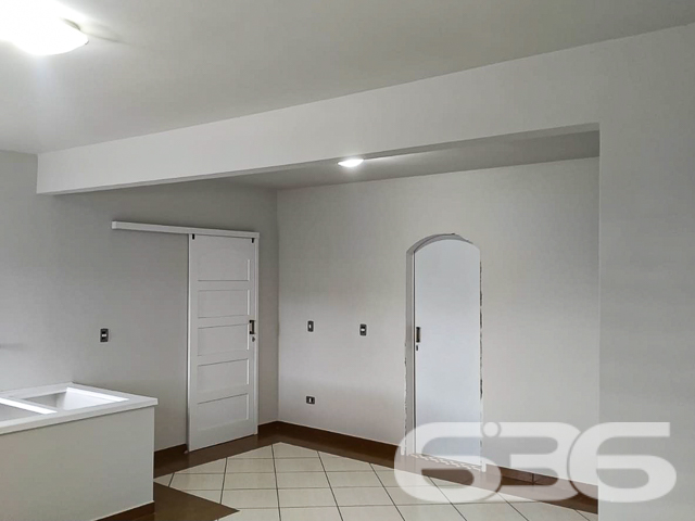 SOBRADO COM SUÍTE + 2 QUARTOS NO BAIRRO FÁTIMA – COM PISCINA E ÁREA DE FESTAS - ESTUDA PERMUTA
Descubra o lar dos seus sonhos neste belo e amplo sobrado localizado no coração do bairro Fátima. Com uma área construída de 200m² em um generoso terreno de 450m², este imóvel oferece conforto e privacidade em um ambiente 100% mobiliado e pronto para morar.
Este imóvel excepcional conta com 2 dormitórios, uma suíte, 3 banheiros, sala de estar espaçosa, cozinha totalmente equipada e uma área de serviço prática. A área externa é um verdadeiro oásis, com um jardim bem cuidado e uma piscina convidativa, perfeita para relaxar ou entreter convidados.
A casa também dispõe de garagem coberta para 2 carros e portão eletrônico para sua tranquilidade.
Localizado em uma região privilegiada do bairro Fátima, este imóvel está próximo a todas as conveniências, incluindo escolas, hospitais e áreas comerciais.
Na 636 Negócios Imobiliários, entendemos que a compra de um imóvel é um momento especial. Com mais de 30 anos de experiência, nossa equipe está pronta para ajudá-lo a encontrar o imóvel perfeito. Entre em contato hoje mesmo e dê o primeiro passo para viver seus sonhos.
Telefone: (47) 3451-0636 | WhatsApp: (47) 99190-0636
Descubra este e outros imóveis exclusivos em nosso site: i636.com.br