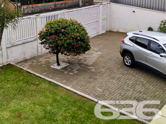 SOBRADO COM SUÍTE + 2 QUARTOS NO BAIRRO FÁTIMA – COM PISCINA E ÁREA DE FESTAS - ESTUDA PERMUTA
Descubra o lar dos seus sonhos neste belo e amplo sobrado localizado no coração do bairro Fátima. Com uma área construída de 200m² em um generoso terreno de 450m², este imóvel oferece conforto e privacidade em um ambiente 100% mobiliado e pronto para morar.
Este imóvel excepcional conta com 2 dormitórios, uma suíte, 3 banheiros, sala de estar espaçosa, cozinha totalmente equipada e uma área de serviço prática. A área externa é um verdadeiro oásis, com um jardim bem cuidado e uma piscina convidativa, perfeita para relaxar ou entreter convidados.
A casa também dispõe de garagem coberta para 2 carros e portão eletrônico para sua tranquilidade.
Localizado em uma região privilegiada do bairro Fátima, este imóvel está próximo a todas as conveniências, incluindo escolas, hospitais e áreas comerciais.
Na 636 Negócios Imobiliários, entendemos que a compra de um imóvel é um momento especial. Com mais de 30 anos de experiência, nossa equipe está pronta para ajudá-lo a encontrar o imóvel perfeito. Entre em contato hoje mesmo e dê o primeiro passo para viver seus sonhos.
Telefone: (47) 3451-0636 | WhatsApp: (47) 99190-0636
Descubra este e outros imóveis exclusivos em nosso site: i636.com.br