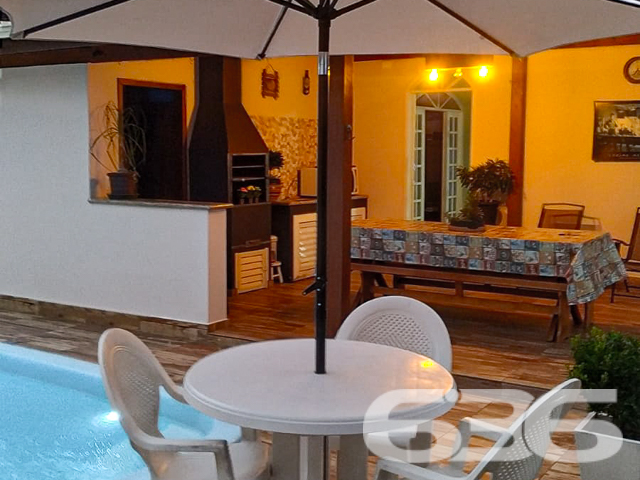 SOBRADO COM SUÍTE + 2 QUARTOS NO BAIRRO FÁTIMA – COM PISCINA E ÁREA DE FESTAS - ESTUDA PERMUTA
Descubra o lar dos seus sonhos neste belo e amplo sobrado localizado no coração do bairro Fátima. Com uma área construída de 200m² em um generoso terreno de 450m², este imóvel oferece conforto e privacidade em um ambiente 100% mobiliado e pronto para morar.
Este imóvel excepcional conta com 2 dormitórios, uma suíte, 3 banheiros, sala de estar espaçosa, cozinha totalmente equipada e uma área de serviço prática. A área externa é um verdadeiro oásis, com um jardim bem cuidado e uma piscina convidativa, perfeita para relaxar ou entreter convidados.
A casa também dispõe de garagem coberta para 2 carros e portão eletrônico para sua tranquilidade.
Localizado em uma região privilegiada do bairro Fátima, este imóvel está próximo a todas as conveniências, incluindo escolas, hospitais e áreas comerciais.
Na 636 Negócios Imobiliários, entendemos que a compra de um imóvel é um momento especial. Com mais de 30 anos de experiência, nossa equipe está pronta para ajudá-lo a encontrar o imóvel perfeito. Entre em contato hoje mesmo e dê o primeiro passo para viver seus sonhos.
Telefone: (47) 3451-0636 | WhatsApp: (47) 99190-0636
Descubra este e outros imóveis exclusivos em nosso site: i636.com.br