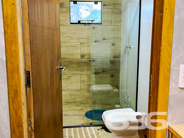 Casa térrea à venda no Balneário de Ervino, em São Francisco do Sul/SC – Conforto, lazer e estilo à sua espera!
Imagine viver a poucos minutos da praia, em uma residência térrea, moderna, aconchegante e com espaço de sobra para curtir a vida em família. Esta linda casa, localizada no Balneário de Ervino, em São Francisco do Sul/SC, está pronta para receber você com todo o conforto e sofisticação que merece!
Com 150m² de área construída em um terreno plano e regular de 300m², o imóvel impressiona pela integração dos ambientes e pelo excelente aproveitamento de cada espaço. A sala de estar é ampla e iluminada.Logo ao lado, a sala de jantar e a cozinha formam um ambiente social convidativo, ideal para reunir quem você ama. A cozinha, planejada, conta com churrasqueira embutida e espaço funcional para quem gosta de cozinhar com estilo.
A residência dispõe de 3 dormitórios bem distribuídos, sendo 1 suíte, todos com excelente iluminação natural e piso laminado de fácil manutenção. Os banheiros apresentam acabamento moderno, com revestimentos que aliam beleza e praticidade. Já na área externa, o destaque vai para a piscina cercada, perfeita para o lazer em dias ensolarados, e para a charmosa área de convivência com deck em madeira e pergolado, criando um ambiente ideal para relaxar ou receber visitas.
O imóvel conta ainda com jardim, espaço para até 2 carros, lavanderia funcional, é completamente murado e está situado em rua tranquila. O imóvel está perto de comércios locais e serviços essenciais, proporcionando praticidade ao dia a dia.
Esta é uma excelente oportunidade para quem busca um imóvel novo, com excelente padrão de acabamento e pronto para morar ou investir em uma das regiões litorâneas que mais crescem em Santa Catarina.
Bairro Ervino – São Francisco do Sul/SC
Área construída: 150,00m²
Terreno: 300,00m²
3 dormitórios | 2 banheiros | 2 vagas de garagem | Piscina | Jardim | Pet friendly
Entre em contato agora mesmo com a 636 Negócios Imobiliários e agende sua visita.
Com mais de 30 anos de tradição, técnica e excelência na mediação de imóveis, nós garantimos segurança, clareza e comprometimento em cada negociação.
Seu novo lar no litoral pode começar aqui!
636 NEGÓCIOS IMOBILIÁRIOS: A SUA MELHOR ESCOLHA
Com mais de 30 anos de experiência, a 636 Negócios Imobiliários é sua parceira ideal para encontrar o imóvel perfeito. Estamos prontos para ajudá-lo a fazer deste imóvel o seu novo lar.
Telefone: (47) 3451-0636
WhatsApp: (47) 99190-0636
Não perca esta oportunidade única. Visite nosso site para mais informações: i636.com.br