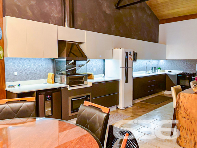 Casa térrea à venda no Balneário de Ervino, em São Francisco do Sul/SC – Conforto, lazer e estilo à sua espera!
Imagine viver a poucos minutos da praia, em uma residência térrea, moderna, aconchegante e com espaço de sobra para curtir a vida em família. Esta linda casa, localizada no Balneário de Ervino, em São Francisco do Sul/SC, está pronta para receber você com todo o conforto e sofisticação que merece!
Com 150m² de área construída em um terreno plano e regular de 300m², o imóvel impressiona pela integração dos ambientes e pelo excelente aproveitamento de cada espaço. A sala de estar é ampla e iluminada.Logo ao lado, a sala de jantar e a cozinha formam um ambiente social convidativo, ideal para reunir quem você ama. A cozinha, planejada, conta com churrasqueira embutida e espaço funcional para quem gosta de cozinhar com estilo.
A residência dispõe de 3 dormitórios bem distribuídos, sendo 1 suíte, todos com excelente iluminação natural e piso laminado de fácil manutenção. Os banheiros apresentam acabamento moderno, com revestimentos que aliam beleza e praticidade. Já na área externa, o destaque vai para a piscina cercada, perfeita para o lazer em dias ensolarados, e para a charmosa área de convivência com deck em madeira e pergolado, criando um ambiente ideal para relaxar ou receber visitas.
O imóvel conta ainda com jardim, espaço para até 2 carros, lavanderia funcional, é completamente murado e está situado em rua tranquila. O imóvel está perto de comércios locais e serviços essenciais, proporcionando praticidade ao dia a dia.
Esta é uma excelente oportunidade para quem busca um imóvel novo, com excelente padrão de acabamento e pronto para morar ou investir em uma das regiões litorâneas que mais crescem em Santa Catarina.
Bairro Ervino – São Francisco do Sul/SC
Área construída: 150,00m²
Terreno: 300,00m²
3 dormitórios | 2 banheiros | 2 vagas de garagem | Piscina | Jardim | Pet friendly
Entre em contato agora mesmo com a 636 Negócios Imobiliários e agende sua visita.
Com mais de 30 anos de tradição, técnica e excelência na mediação de imóveis, nós garantimos segurança, clareza e comprometimento em cada negociação.
Seu novo lar no litoral pode começar aqui!
636 NEGÓCIOS IMOBILIÁRIOS: A SUA MELHOR ESCOLHA
Com mais de 30 anos de experiência, a 636 Negócios Imobiliários é sua parceira ideal para encontrar o imóvel perfeito. Estamos prontos para ajudá-lo a fazer deste imóvel o seu novo lar.
Telefone: (47) 3451-0636
WhatsApp: (47) 99190-0636
Não perca esta oportunidade única. Visite nosso site para mais informações: i636.com.br