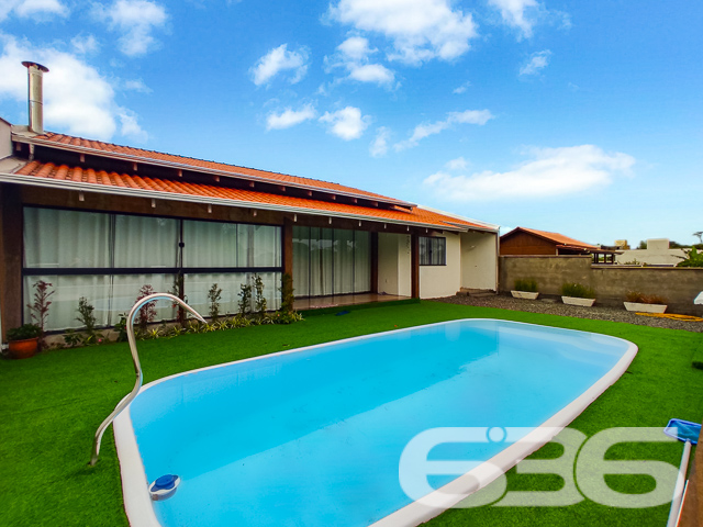 Casa térrea à venda no Balneário de Ervino, em São Francisco do Sul/SC – Conforto, lazer e estilo à sua espera!
Imagine viver a poucos minutos da praia, em uma residência térrea, moderna, aconchegante e com espaço de sobra para curtir a vida em família. Esta linda casa, localizada no Balneário de Ervino, em São Francisco do Sul/SC, está pronta para receber você com todo o conforto e sofisticação que merece!
Com 150m² de área construída em um terreno plano e regular de 300m², o imóvel impressiona pela integração dos ambientes e pelo excelente aproveitamento de cada espaço. A sala de estar é ampla e iluminada.Logo ao lado, a sala de jantar e a cozinha formam um ambiente social convidativo, ideal para reunir quem você ama. A cozinha, planejada, conta com churrasqueira embutida e espaço funcional para quem gosta de cozinhar com estilo.
A residência dispõe de 3 dormitórios bem distribuídos, sendo 1 suíte, todos com excelente iluminação natural e piso laminado de fácil manutenção. Os banheiros apresentam acabamento moderno, com revestimentos que aliam beleza e praticidade. Já na área externa, o destaque vai para a piscina cercada, perfeita para o lazer em dias ensolarados, e para a charmosa área de convivência com deck em madeira e pergolado, criando um ambiente ideal para relaxar ou receber visitas.
O imóvel conta ainda com jardim, espaço para até 2 carros, lavanderia funcional, é completamente murado e está situado em rua tranquila. O imóvel está perto de comércios locais e serviços essenciais, proporcionando praticidade ao dia a dia.
Esta é uma excelente oportunidade para quem busca um imóvel novo, com excelente padrão de acabamento e pronto para morar ou investir em uma das regiões litorâneas que mais crescem em Santa Catarina.
Bairro Ervino – São Francisco do Sul/SC
Área construída: 150,00m²
Terreno: 300,00m²
3 dormitórios | 2 banheiros | 2 vagas de garagem | Piscina | Jardim | Pet friendly
Entre em contato agora mesmo com a 636 Negócios Imobiliários e agende sua visita.
Com mais de 30 anos de tradição, técnica e excelência na mediação de imóveis, nós garantimos segurança, clareza e comprometimento em cada negociação.
Seu novo lar no litoral pode começar aqui!
636 NEGÓCIOS IMOBILIÁRIOS: A SUA MELHOR ESCOLHA
Com mais de 30 anos de experiência, a 636 Negócios Imobiliários é sua parceira ideal para encontrar o imóvel perfeito. Estamos prontos para ajudá-lo a fazer deste imóvel o seu novo lar.
Telefone: (47) 3451-0636
WhatsApp: (47) 99190-0636
Não perca esta oportunidade única. Visite nosso site para mais informações: i636.com.br
