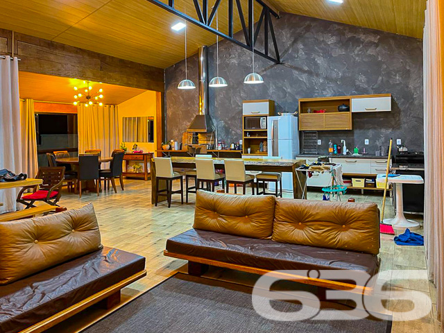 Casa térrea à venda no Balneário de Ervino, em São Francisco do Sul/SC – Conforto, lazer e estilo à sua espera!
Imagine viver a poucos minutos da praia, em uma residência térrea, moderna, aconchegante e com espaço de sobra para curtir a vida em família. Esta linda casa, localizada no Balneário de Ervino, em São Francisco do Sul/SC, está pronta para receber você com todo o conforto e sofisticação que merece!
Com 150m² de área construída em um terreno plano e regular de 300m², o imóvel impressiona pela integração dos ambientes e pelo excelente aproveitamento de cada espaço. A sala de estar é ampla e iluminada.Logo ao lado, a sala de jantar e a cozinha formam um ambiente social convidativo, ideal para reunir quem você ama. A cozinha, planejada, conta com churrasqueira embutida e espaço funcional para quem gosta de cozinhar com estilo.
A residência dispõe de 3 dormitórios bem distribuídos, sendo 1 suíte, todos com excelente iluminação natural e piso laminado de fácil manutenção. Os banheiros apresentam acabamento moderno, com revestimentos que aliam beleza e praticidade. Já na área externa, o destaque vai para a piscina cercada, perfeita para o lazer em dias ensolarados, e para a charmosa área de convivência com deck em madeira e pergolado, criando um ambiente ideal para relaxar ou receber visitas.
O imóvel conta ainda com jardim, espaço para até 2 carros, lavanderia funcional, é completamente murado e está situado em rua tranquila. O imóvel está perto de comércios locais e serviços essenciais, proporcionando praticidade ao dia a dia.
Esta é uma excelente oportunidade para quem busca um imóvel novo, com excelente padrão de acabamento e pronto para morar ou investir em uma das regiões litorâneas que mais crescem em Santa Catarina.
Bairro Ervino – São Francisco do Sul/SC
Área construída: 150,00m²
Terreno: 300,00m²
3 dormitórios | 2 banheiros | 2 vagas de garagem | Piscina | Jardim | Pet friendly
Entre em contato agora mesmo com a 636 Negócios Imobiliários e agende sua visita.
Com mais de 30 anos de tradição, técnica e excelência na mediação de imóveis, nós garantimos segurança, clareza e comprometimento em cada negociação.
Seu novo lar no litoral pode começar aqui!
636 NEGÓCIOS IMOBILIÁRIOS: A SUA MELHOR ESCOLHA
Com mais de 30 anos de experiência, a 636 Negócios Imobiliários é sua parceira ideal para encontrar o imóvel perfeito. Estamos prontos para ajudá-lo a fazer deste imóvel o seu novo lar.
Telefone: (47) 3451-0636
WhatsApp: (47) 99190-0636
Não perca esta oportunidade única. Visite nosso site para mais informações: i636.com.br