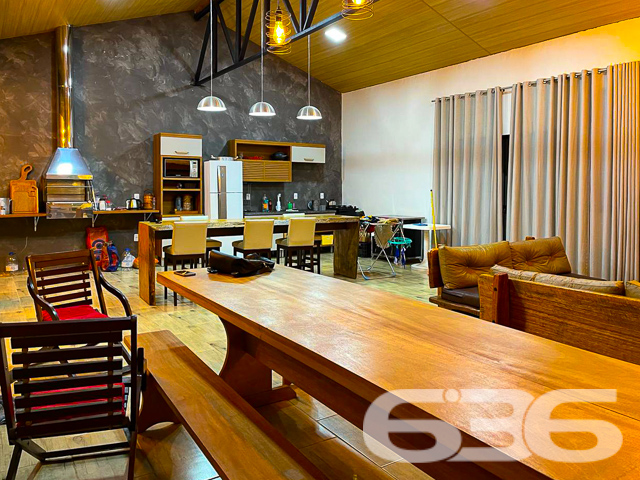 Casa térrea à venda no Balneário de Ervino, em São Francisco do Sul/SC – Conforto, lazer e estilo à sua espera!
Imagine viver a poucos minutos da praia, em uma residência térrea, moderna, aconchegante e com espaço de sobra para curtir a vida em família. Esta linda casa, localizada no Balneário de Ervino, em São Francisco do Sul/SC, está pronta para receber você com todo o conforto e sofisticação que merece!
Com 150m² de área construída em um terreno plano e regular de 300m², o imóvel impressiona pela integração dos ambientes e pelo excelente aproveitamento de cada espaço. A sala de estar é ampla e iluminada.Logo ao lado, a sala de jantar e a cozinha formam um ambiente social convidativo, ideal para reunir quem você ama. A cozinha, planejada, conta com churrasqueira embutida e espaço funcional para quem gosta de cozinhar com estilo.
A residência dispõe de 3 dormitórios bem distribuídos, sendo 1 suíte, todos com excelente iluminação natural e piso laminado de fácil manutenção. Os banheiros apresentam acabamento moderno, com revestimentos que aliam beleza e praticidade. Já na área externa, o destaque vai para a piscina cercada, perfeita para o lazer em dias ensolarados, e para a charmosa área de convivência com deck em madeira e pergolado, criando um ambiente ideal para relaxar ou receber visitas.
O imóvel conta ainda com jardim, espaço para até 2 carros, lavanderia funcional, é completamente murado e está situado em rua tranquila. O imóvel está perto de comércios locais e serviços essenciais, proporcionando praticidade ao dia a dia.
Esta é uma excelente oportunidade para quem busca um imóvel novo, com excelente padrão de acabamento e pronto para morar ou investir em uma das regiões litorâneas que mais crescem em Santa Catarina.
Bairro Ervino – São Francisco do Sul/SC
Área construída: 150,00m²
Terreno: 300,00m²
3 dormitórios | 2 banheiros | 2 vagas de garagem | Piscina | Jardim | Pet friendly
Entre em contato agora mesmo com a 636 Negócios Imobiliários e agende sua visita.
Com mais de 30 anos de tradição, técnica e excelência na mediação de imóveis, nós garantimos segurança, clareza e comprometimento em cada negociação.
Seu novo lar no litoral pode começar aqui!
636 NEGÓCIOS IMOBILIÁRIOS: A SUA MELHOR ESCOLHA
Com mais de 30 anos de experiência, a 636 Negócios Imobiliários é sua parceira ideal para encontrar o imóvel perfeito. Estamos prontos para ajudá-lo a fazer deste imóvel o seu novo lar.
Telefone: (47) 3451-0636
WhatsApp: (47) 99190-0636
Não perca esta oportunidade única. Visite nosso site para mais informações: i636.com.br