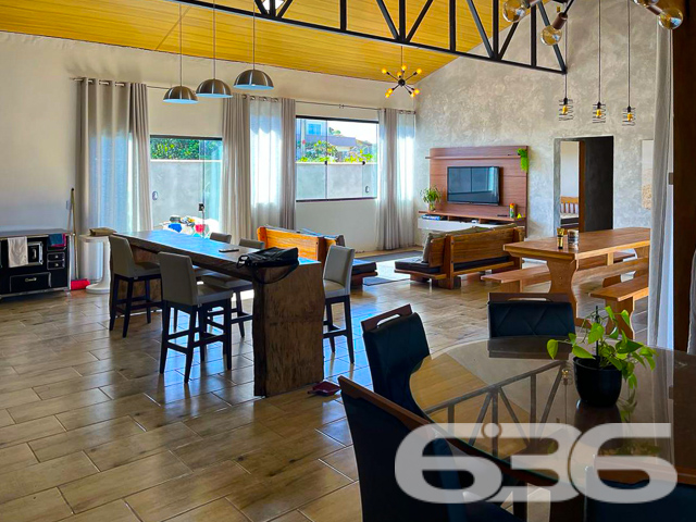 Casa térrea à venda no Balneário de Ervino, em São Francisco do Sul/SC – Conforto, lazer e estilo à sua espera!
Imagine viver a poucos minutos da praia, em uma residência térrea, moderna, aconchegante e com espaço de sobra para curtir a vida em família. Esta linda casa, localizada no Balneário de Ervino, em São Francisco do Sul/SC, está pronta para receber você com todo o conforto e sofisticação que merece!
Com 150m² de área construída em um terreno plano e regular de 300m², o imóvel impressiona pela integração dos ambientes e pelo excelente aproveitamento de cada espaço. A sala de estar é ampla e iluminada.Logo ao lado, a sala de jantar e a cozinha formam um ambiente social convidativo, ideal para reunir quem você ama. A cozinha, planejada, conta com churrasqueira embutida e espaço funcional para quem gosta de cozinhar com estilo.
A residência dispõe de 3 dormitórios bem distribuídos, sendo 1 suíte, todos com excelente iluminação natural e piso laminado de fácil manutenção. Os banheiros apresentam acabamento moderno, com revestimentos que aliam beleza e praticidade. Já na área externa, o destaque vai para a piscina cercada, perfeita para o lazer em dias ensolarados, e para a charmosa área de convivência com deck em madeira e pergolado, criando um ambiente ideal para relaxar ou receber visitas.
O imóvel conta ainda com jardim, espaço para até 2 carros, lavanderia funcional, é completamente murado e está situado em rua tranquila. O imóvel está perto de comércios locais e serviços essenciais, proporcionando praticidade ao dia a dia.
Esta é uma excelente oportunidade para quem busca um imóvel novo, com excelente padrão de acabamento e pronto para morar ou investir em uma das regiões litorâneas que mais crescem em Santa Catarina.
Bairro Ervino – São Francisco do Sul/SC
Área construída: 150,00m²
Terreno: 300,00m²
3 dormitórios | 2 banheiros | 2 vagas de garagem | Piscina | Jardim | Pet friendly
Entre em contato agora mesmo com a 636 Negócios Imobiliários e agende sua visita.
Com mais de 30 anos de tradição, técnica e excelência na mediação de imóveis, nós garantimos segurança, clareza e comprometimento em cada negociação.
Seu novo lar no litoral pode começar aqui!
636 NEGÓCIOS IMOBILIÁRIOS: A SUA MELHOR ESCOLHA
Com mais de 30 anos de experiência, a 636 Negócios Imobiliários é sua parceira ideal para encontrar o imóvel perfeito. Estamos prontos para ajudá-lo a fazer deste imóvel o seu novo lar.
Telefone: (47) 3451-0636
WhatsApp: (47) 99190-0636
Não perca esta oportunidade única. Visite nosso site para mais informações: i636.com.br