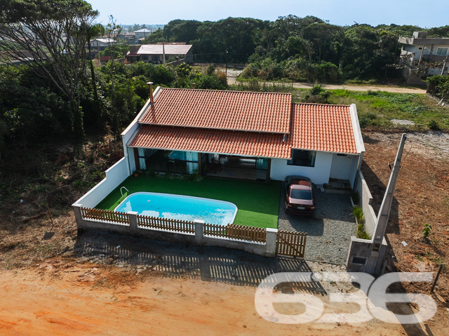 Casa térrea à venda no Balneário de Ervino, em São Francisco do Sul/SC – Conforto, lazer e estilo à sua espera!
Imagine viver a poucos minutos da praia, em uma residência térrea, moderna, aconchegante e com espaço de sobra para curtir a vida em família. Esta linda casa, localizada no Balneário de Ervino, em São Francisco do Sul/SC, está pronta para receber você com todo o conforto e sofisticação que merece!
Com 150m² de área construída em um terreno plano e regular de 300m², o imóvel impressiona pela integração dos ambientes e pelo excelente aproveitamento de cada espaço. A sala de estar é ampla e iluminada.Logo ao lado, a sala de jantar e a cozinha formam um ambiente social convidativo, ideal para reunir quem você ama. A cozinha, planejada, conta com churrasqueira embutida e espaço funcional para quem gosta de cozinhar com estilo.
A residência dispõe de 3 dormitórios bem distribuídos, sendo 1 suíte, todos com excelente iluminação natural e piso laminado de fácil manutenção. Os banheiros apresentam acabamento moderno, com revestimentos que aliam beleza e praticidade. Já na área externa, o destaque vai para a piscina cercada, perfeita para o lazer em dias ensolarados, e para a charmosa área de convivência com deck em madeira e pergolado, criando um ambiente ideal para relaxar ou receber visitas.
O imóvel conta ainda com jardim, espaço para até 2 carros, lavanderia funcional, é completamente murado e está situado em rua tranquila. O imóvel está perto de comércios locais e serviços essenciais, proporcionando praticidade ao dia a dia.
Esta é uma excelente oportunidade para quem busca um imóvel novo, com excelente padrão de acabamento e pronto para morar ou investir em uma das regiões litorâneas que mais crescem em Santa Catarina.
Bairro Ervino – São Francisco do Sul/SC
Área construída: 150,00m²
Terreno: 300,00m²
3 dormitórios | 2 banheiros | 2 vagas de garagem | Piscina | Jardim | Pet friendly
Entre em contato agora mesmo com a 636 Negócios Imobiliários e agende sua visita.
Com mais de 30 anos de tradição, técnica e excelência na mediação de imóveis, nós garantimos segurança, clareza e comprometimento em cada negociação.
Seu novo lar no litoral pode começar aqui!
636 NEGÓCIOS IMOBILIÁRIOS: A SUA MELHOR ESCOLHA
Com mais de 30 anos de experiência, a 636 Negócios Imobiliários é sua parceira ideal para encontrar o imóvel perfeito. Estamos prontos para ajudá-lo a fazer deste imóvel o seu novo lar.
Telefone: (47) 3451-0636
WhatsApp: (47) 99190-0636
Não perca esta oportunidade única. Visite nosso site para mais informações: i636.com.br