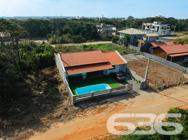 Casa térrea à venda no Balneário de Ervino, em São Francisco do Sul/SC – Conforto, lazer e estilo à sua espera!
Imagine viver a poucos minutos da praia, em uma residência térrea, moderna, aconchegante e com espaço de sobra para curtir a vida em família. Esta linda casa, localizada no Balneário de Ervino, em São Francisco do Sul/SC, está pronta para receber você com todo o conforto e sofisticação que merece!
Com 150m² de área construída em um terreno plano e regular de 300m², o imóvel impressiona pela integração dos ambientes e pelo excelente aproveitamento de cada espaço. A sala de estar é ampla e iluminada.Logo ao lado, a sala de jantar e a cozinha formam um ambiente social convidativo, ideal para reunir quem você ama. A cozinha, planejada, conta com churrasqueira embutida e espaço funcional para quem gosta de cozinhar com estilo.
A residência dispõe de 3 dormitórios bem distribuídos, sendo 1 suíte, todos com excelente iluminação natural e piso laminado de fácil manutenção. Os banheiros apresentam acabamento moderno, com revestimentos que aliam beleza e praticidade. Já na área externa, o destaque vai para a piscina cercada, perfeita para o lazer em dias ensolarados, e para a charmosa área de convivência com deck em madeira e pergolado, criando um ambiente ideal para relaxar ou receber visitas.
O imóvel conta ainda com jardim, espaço para até 2 carros, lavanderia funcional, é completamente murado e está situado em rua tranquila. O imóvel está perto de comércios locais e serviços essenciais, proporcionando praticidade ao dia a dia.
Esta é uma excelente oportunidade para quem busca um imóvel novo, com excelente padrão de acabamento e pronto para morar ou investir em uma das regiões litorâneas que mais crescem em Santa Catarina.
Bairro Ervino – São Francisco do Sul/SC
Área construída: 150,00m²
Terreno: 300,00m²
3 dormitórios | 2 banheiros | 2 vagas de garagem | Piscina | Jardim | Pet friendly
Entre em contato agora mesmo com a 636 Negócios Imobiliários e agende sua visita.
Com mais de 30 anos de tradição, técnica e excelência na mediação de imóveis, nós garantimos segurança, clareza e comprometimento em cada negociação.
Seu novo lar no litoral pode começar aqui!
636 NEGÓCIOS IMOBILIÁRIOS: A SUA MELHOR ESCOLHA
Com mais de 30 anos de experiência, a 636 Negócios Imobiliários é sua parceira ideal para encontrar o imóvel perfeito. Estamos prontos para ajudá-lo a fazer deste imóvel o seu novo lar.
Telefone: (47) 3451-0636
WhatsApp: (47) 99190-0636
Não perca esta oportunidade única. Visite nosso site para mais informações: i636.com.br