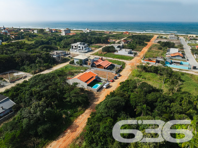 Casa térrea à venda no Balneário de Ervino, em São Francisco do Sul/SC – Conforto, lazer e estilo à sua espera!
Imagine viver a poucos minutos da praia, em uma residência térrea, moderna, aconchegante e com espaço de sobra para curtir a vida em família. Esta linda casa, localizada no Balneário de Ervino, em São Francisco do Sul/SC, está pronta para receber você com todo o conforto e sofisticação que merece!
Com 150m² de área construída em um terreno plano e regular de 300m², o imóvel impressiona pela integração dos ambientes e pelo excelente aproveitamento de cada espaço. A sala de estar é ampla e iluminada.Logo ao lado, a sala de jantar e a cozinha formam um ambiente social convidativo, ideal para reunir quem você ama. A cozinha, planejada, conta com churrasqueira embutida e espaço funcional para quem gosta de cozinhar com estilo.
A residência dispõe de 3 dormitórios bem distribuídos, sendo 1 suíte, todos com excelente iluminação natural e piso laminado de fácil manutenção. Os banheiros apresentam acabamento moderno, com revestimentos que aliam beleza e praticidade. Já na área externa, o destaque vai para a piscina cercada, perfeita para o lazer em dias ensolarados, e para a charmosa área de convivência com deck em madeira e pergolado, criando um ambiente ideal para relaxar ou receber visitas.
O imóvel conta ainda com jardim, espaço para até 2 carros, lavanderia funcional, é completamente murado e está situado em rua tranquila. O imóvel está perto de comércios locais e serviços essenciais, proporcionando praticidade ao dia a dia.
Esta é uma excelente oportunidade para quem busca um imóvel novo, com excelente padrão de acabamento e pronto para morar ou investir em uma das regiões litorâneas que mais crescem em Santa Catarina.
Bairro Ervino – São Francisco do Sul/SC
Área construída: 150,00m²
Terreno: 300,00m²
3 dormitórios | 2 banheiros | 2 vagas de garagem | Piscina | Jardim | Pet friendly
Entre em contato agora mesmo com a 636 Negócios Imobiliários e agende sua visita.
Com mais de 30 anos de tradição, técnica e excelência na mediação de imóveis, nós garantimos segurança, clareza e comprometimento em cada negociação.
Seu novo lar no litoral pode começar aqui!
636 NEGÓCIOS IMOBILIÁRIOS: A SUA MELHOR ESCOLHA
Com mais de 30 anos de experiência, a 636 Negócios Imobiliários é sua parceira ideal para encontrar o imóvel perfeito. Estamos prontos para ajudá-lo a fazer deste imóvel o seu novo lar.
Telefone: (47) 3451-0636
WhatsApp: (47) 99190-0636
Não perca esta oportunidade única. Visite nosso site para mais informações: i636.com.br