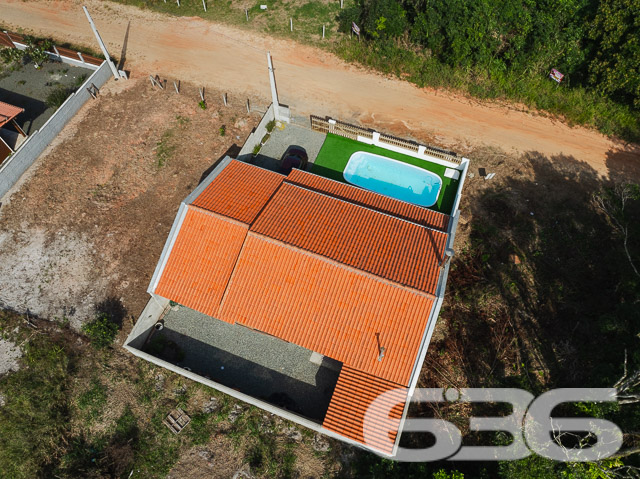 Casa térrea à venda no Balneário de Ervino, em São Francisco do Sul/SC – Conforto, lazer e estilo à sua espera!
Imagine viver a poucos minutos da praia, em uma residência térrea, moderna, aconchegante e com espaço de sobra para curtir a vida em família. Esta linda casa, localizada no Balneário de Ervino, em São Francisco do Sul/SC, está pronta para receber você com todo o conforto e sofisticação que merece!
Com 150m² de área construída em um terreno plano e regular de 300m², o imóvel impressiona pela integração dos ambientes e pelo excelente aproveitamento de cada espaço. A sala de estar é ampla e iluminada.Logo ao lado, a sala de jantar e a cozinha formam um ambiente social convidativo, ideal para reunir quem você ama. A cozinha, planejada, conta com churrasqueira embutida e espaço funcional para quem gosta de cozinhar com estilo.
A residência dispõe de 3 dormitórios bem distribuídos, sendo 1 suíte, todos com excelente iluminação natural e piso laminado de fácil manutenção. Os banheiros apresentam acabamento moderno, com revestimentos que aliam beleza e praticidade. Já na área externa, o destaque vai para a piscina cercada, perfeita para o lazer em dias ensolarados, e para a charmosa área de convivência com deck em madeira e pergolado, criando um ambiente ideal para relaxar ou receber visitas.
O imóvel conta ainda com jardim, espaço para até 2 carros, lavanderia funcional, é completamente murado e está situado em rua tranquila. O imóvel está perto de comércios locais e serviços essenciais, proporcionando praticidade ao dia a dia.
Esta é uma excelente oportunidade para quem busca um imóvel novo, com excelente padrão de acabamento e pronto para morar ou investir em uma das regiões litorâneas que mais crescem em Santa Catarina.
Bairro Ervino – São Francisco do Sul/SC
Área construída: 150,00m²
Terreno: 300,00m²
3 dormitórios | 2 banheiros | 2 vagas de garagem | Piscina | Jardim | Pet friendly
Entre em contato agora mesmo com a 636 Negócios Imobiliários e agende sua visita.
Com mais de 30 anos de tradição, técnica e excelência na mediação de imóveis, nós garantimos segurança, clareza e comprometimento em cada negociação.
Seu novo lar no litoral pode começar aqui!
636 NEGÓCIOS IMOBILIÁRIOS: A SUA MELHOR ESCOLHA
Com mais de 30 anos de experiência, a 636 Negócios Imobiliários é sua parceira ideal para encontrar o imóvel perfeito. Estamos prontos para ajudá-lo a fazer deste imóvel o seu novo lar.
Telefone: (47) 3451-0636
WhatsApp: (47) 99190-0636
Não perca esta oportunidade única. Visite nosso site para mais informações: i636.com.br