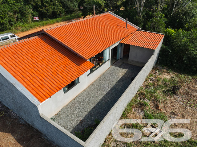 Casa térrea à venda no Balneário de Ervino, em São Francisco do Sul/SC – Conforto, lazer e estilo à sua espera!
Imagine viver a poucos minutos da praia, em uma residência térrea, moderna, aconchegante e com espaço de sobra para curtir a vida em família. Esta linda casa, localizada no Balneário de Ervino, em São Francisco do Sul/SC, está pronta para receber você com todo o conforto e sofisticação que merece!
Com 150m² de área construída em um terreno plano e regular de 300m², o imóvel impressiona pela integração dos ambientes e pelo excelente aproveitamento de cada espaço. A sala de estar é ampla e iluminada.Logo ao lado, a sala de jantar e a cozinha formam um ambiente social convidativo, ideal para reunir quem você ama. A cozinha, planejada, conta com churrasqueira embutida e espaço funcional para quem gosta de cozinhar com estilo.
A residência dispõe de 3 dormitórios bem distribuídos, sendo 1 suíte, todos com excelente iluminação natural e piso laminado de fácil manutenção. Os banheiros apresentam acabamento moderno, com revestimentos que aliam beleza e praticidade. Já na área externa, o destaque vai para a piscina cercada, perfeita para o lazer em dias ensolarados, e para a charmosa área de convivência com deck em madeira e pergolado, criando um ambiente ideal para relaxar ou receber visitas.
O imóvel conta ainda com jardim, espaço para até 2 carros, lavanderia funcional, é completamente murado e está situado em rua tranquila. O imóvel está perto de comércios locais e serviços essenciais, proporcionando praticidade ao dia a dia.
Esta é uma excelente oportunidade para quem busca um imóvel novo, com excelente padrão de acabamento e pronto para morar ou investir em uma das regiões litorâneas que mais crescem em Santa Catarina.
Bairro Ervino – São Francisco do Sul/SC
Área construída: 150,00m²
Terreno: 300,00m²
3 dormitórios | 2 banheiros | 2 vagas de garagem | Piscina | Jardim | Pet friendly
Entre em contato agora mesmo com a 636 Negócios Imobiliários e agende sua visita.
Com mais de 30 anos de tradição, técnica e excelência na mediação de imóveis, nós garantimos segurança, clareza e comprometimento em cada negociação.
Seu novo lar no litoral pode começar aqui!
636 NEGÓCIOS IMOBILIÁRIOS: A SUA MELHOR ESCOLHA
Com mais de 30 anos de experiência, a 636 Negócios Imobiliários é sua parceira ideal para encontrar o imóvel perfeito. Estamos prontos para ajudá-lo a fazer deste imóvel o seu novo lar.
Telefone: (47) 3451-0636
WhatsApp: (47) 99190-0636
Não perca esta oportunidade única. Visite nosso site para mais informações: i636.com.br