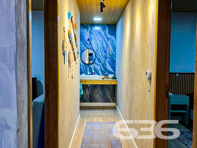 Casa térrea à venda no Balneário de Ervino, em São Francisco do Sul/SC – Conforto, lazer e estilo à sua espera!
Imagine viver a poucos minutos da praia, em uma residência térrea, moderna, aconchegante e com espaço de sobra para curtir a vida em família. Esta linda casa, localizada no Balneário de Ervino, em São Francisco do Sul/SC, está pronta para receber você com todo o conforto e sofisticação que merece!
Com 150m² de área construída em um terreno plano e regular de 300m², o imóvel impressiona pela integração dos ambientes e pelo excelente aproveitamento de cada espaço. A sala de estar é ampla e iluminada.Logo ao lado, a sala de jantar e a cozinha formam um ambiente social convidativo, ideal para reunir quem você ama. A cozinha, planejada, conta com churrasqueira embutida e espaço funcional para quem gosta de cozinhar com estilo.
A residência dispõe de 3 dormitórios bem distribuídos, sendo 1 suíte, todos com excelente iluminação natural e piso laminado de fácil manutenção. Os banheiros apresentam acabamento moderno, com revestimentos que aliam beleza e praticidade. Já na área externa, o destaque vai para a piscina cercada, perfeita para o lazer em dias ensolarados, e para a charmosa área de convivência com deck em madeira e pergolado, criando um ambiente ideal para relaxar ou receber visitas.
O imóvel conta ainda com jardim, espaço para até 2 carros, lavanderia funcional, é completamente murado e está situado em rua tranquila. O imóvel está perto de comércios locais e serviços essenciais, proporcionando praticidade ao dia a dia.
Esta é uma excelente oportunidade para quem busca um imóvel novo, com excelente padrão de acabamento e pronto para morar ou investir em uma das regiões litorâneas que mais crescem em Santa Catarina.
Bairro Ervino – São Francisco do Sul/SC
Área construída: 150,00m²
Terreno: 300,00m²
3 dormitórios | 2 banheiros | 2 vagas de garagem | Piscina | Jardim | Pet friendly
Entre em contato agora mesmo com a 636 Negócios Imobiliários e agende sua visita.
Com mais de 30 anos de tradição, técnica e excelência na mediação de imóveis, nós garantimos segurança, clareza e comprometimento em cada negociação.
Seu novo lar no litoral pode começar aqui!
636 NEGÓCIOS IMOBILIÁRIOS: A SUA MELHOR ESCOLHA
Com mais de 30 anos de experiência, a 636 Negócios Imobiliários é sua parceira ideal para encontrar o imóvel perfeito. Estamos prontos para ajudá-lo a fazer deste imóvel o seu novo lar.
Telefone: (47) 3451-0636
WhatsApp: (47) 99190-0636
Não perca esta oportunidade única. Visite nosso site para mais informações: i636.com.br