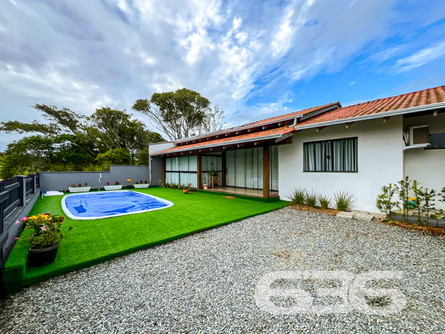 Casa térrea à venda no Balneário de Ervino, em São Francisco do Sul/SC – Conforto, lazer e estilo à sua espera!
Imagine viver a poucos minutos da praia, em uma residência térrea, moderna, aconchegante e com espaço de sobra para curtir a vida em família. Esta linda casa, localizada no Balneário de Ervino, em São Francisco do Sul/SC, está pronta para receber você com todo o conforto e sofisticação que merece!
Com 150m² de área construída em um terreno plano e regular de 300m², o imóvel impressiona pela integração dos ambientes e pelo excelente aproveitamento de cada espaço. A sala de estar é ampla e iluminada.Logo ao lado, a sala de jantar e a cozinha formam um ambiente social convidativo, ideal para reunir quem você ama. A cozinha, planejada, conta com churrasqueira embutida e espaço funcional para quem gosta de cozinhar com estilo.
A residência dispõe de 3 dormitórios bem distribuídos, sendo 1 suíte, todos com excelente iluminação natural e piso laminado de fácil manutenção. Os banheiros apresentam acabamento moderno, com revestimentos que aliam beleza e praticidade. Já na área externa, o destaque vai para a piscina cercada, perfeita para o lazer em dias ensolarados, e para a charmosa área de convivência com deck em madeira e pergolado, criando um ambiente ideal para relaxar ou receber visitas.
O imóvel conta ainda com jardim, espaço para até 2 carros, lavanderia funcional, é completamente murado e está situado em rua tranquila. O imóvel está perto de comércios locais e serviços essenciais, proporcionando praticidade ao dia a dia.
Esta é uma excelente oportunidade para quem busca um imóvel novo, com excelente padrão de acabamento e pronto para morar ou investir em uma das regiões litorâneas que mais crescem em Santa Catarina.
Bairro Ervino – São Francisco do Sul/SC
Área construída: 150,00m²
Terreno: 300,00m²
3 dormitórios | 2 banheiros | 2 vagas de garagem | Piscina | Jardim | Pet friendly
Entre em contato agora mesmo com a 636 Negócios Imobiliários e agende sua visita.
Com mais de 30 anos de tradição, técnica e excelência na mediação de imóveis, nós garantimos segurança, clareza e comprometimento em cada negociação.
Seu novo lar no litoral pode começar aqui!
636 NEGÓCIOS IMOBILIÁRIOS: A SUA MELHOR ESCOLHA
Com mais de 30 anos de experiência, a 636 Negócios Imobiliários é sua parceira ideal para encontrar o imóvel perfeito. Estamos prontos para ajudá-lo a fazer deste imóvel o seu novo lar.
Telefone: (47) 3451-0636
WhatsApp: (47) 99190-0636
Não perca esta oportunidade única. Visite nosso site para mais informações: i636.com.br