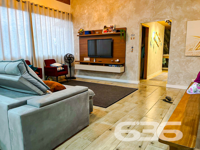 Casa térrea à venda no Balneário de Ervino, em São Francisco do Sul/SC – Conforto, lazer e estilo à sua espera!
Imagine viver a poucos minutos da praia, em uma residência térrea, moderna, aconchegante e com espaço de sobra para curtir a vida em família. Esta linda casa, localizada no Balneário de Ervino, em São Francisco do Sul/SC, está pronta para receber você com todo o conforto e sofisticação que merece!
Com 150m² de área construída em um terreno plano e regular de 300m², o imóvel impressiona pela integração dos ambientes e pelo excelente aproveitamento de cada espaço. A sala de estar é ampla e iluminada.Logo ao lado, a sala de jantar e a cozinha formam um ambiente social convidativo, ideal para reunir quem você ama. A cozinha, planejada, conta com churrasqueira embutida e espaço funcional para quem gosta de cozinhar com estilo.
A residência dispõe de 3 dormitórios bem distribuídos, sendo 1 suíte, todos com excelente iluminação natural e piso laminado de fácil manutenção. Os banheiros apresentam acabamento moderno, com revestimentos que aliam beleza e praticidade. Já na área externa, o destaque vai para a piscina cercada, perfeita para o lazer em dias ensolarados, e para a charmosa área de convivência com deck em madeira e pergolado, criando um ambiente ideal para relaxar ou receber visitas.
O imóvel conta ainda com jardim, espaço para até 2 carros, lavanderia funcional, é completamente murado e está situado em rua tranquila. O imóvel está perto de comércios locais e serviços essenciais, proporcionando praticidade ao dia a dia.
Esta é uma excelente oportunidade para quem busca um imóvel novo, com excelente padrão de acabamento e pronto para morar ou investir em uma das regiões litorâneas que mais crescem em Santa Catarina.
Bairro Ervino – São Francisco do Sul/SC
Área construída: 150,00m²
Terreno: 300,00m²
3 dormitórios | 2 banheiros | 2 vagas de garagem | Piscina | Jardim | Pet friendly
Entre em contato agora mesmo com a 636 Negócios Imobiliários e agende sua visita.
Com mais de 30 anos de tradição, técnica e excelência na mediação de imóveis, nós garantimos segurança, clareza e comprometimento em cada negociação.
Seu novo lar no litoral pode começar aqui!
636 NEGÓCIOS IMOBILIÁRIOS: A SUA MELHOR ESCOLHA
Com mais de 30 anos de experiência, a 636 Negócios Imobiliários é sua parceira ideal para encontrar o imóvel perfeito. Estamos prontos para ajudá-lo a fazer deste imóvel o seu novo lar.
Telefone: (47) 3451-0636
WhatsApp: (47) 99190-0636
Não perca esta oportunidade única. Visite nosso site para mais informações: i636.com.br
