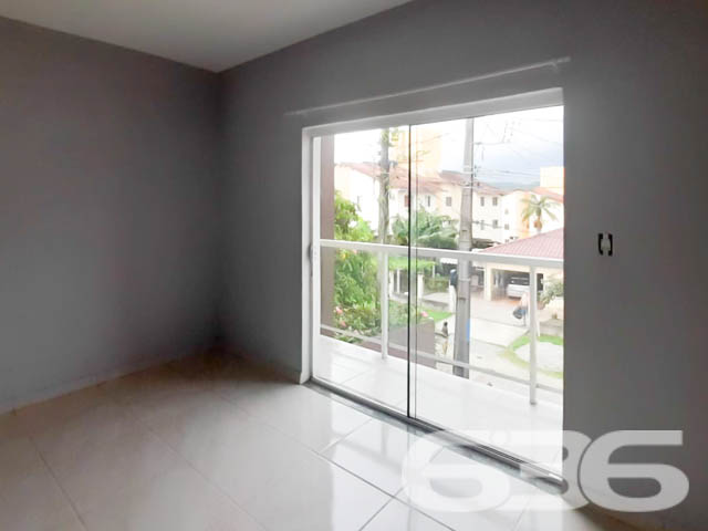 IMÓVEL COM SUÍTE + 2 DORMITÓRIOS NO BAIRRO PARANAGUAMIRIM!

Este geminado sobrado desocupado, com uma área construída de 81,71m², oferece o espaço e conforto que sua família merece. Localizado no bairro Paranaguamirim, este imóvel combina praticidade e estilo em um só lugar.

Com 3 dormitórios aconchegantes, incluindo uma suíte, 2 banheiros modernos, sala de estar espaçosa, lavabo, e uma área de serviço funcional, este imóvel é ideal para quem busca qualidade de vida. A sacada e a copa cozinha conjugada são perfeitas para momentos de lazer e refeições em família.

Situado perto de escolas, transporte público e com fácil acesso às principais vias, este imóvel garante a comodidade que você precisa no dia a dia. Murado e cercado, com garagem descoberta, este sobrado oferece a segurança e a privacidade que sua família procura.

636 NEGÓCIOS IMOBILIÁRIOS: SEU SONHO, NOSSA MISSÃO
Com mais de 30 anos de experiência no mercado imobiliário, estamos aqui para ajudá-lo a encontrar o imóvel ideal. Entre em contato conosco pelo telefone: (47) 3451-0636 ou WhatsApp: (47) 99190-0636.

Este e outros milhares de imóveis no site: i636.com.br