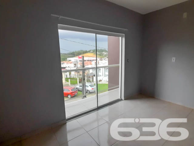 IMÓVEL COM SUÍTE + 2 DORMITÓRIOS NO BAIRRO PARANAGUAMIRIM!

Este geminado sobrado desocupado, com uma área construída de 81,71m², oferece o espaço e conforto que sua família merece. Localizado no bairro Paranaguamirim, este imóvel combina praticidade e estilo em um só lugar.

Com 3 dormitórios aconchegantes, incluindo uma suíte, 2 banheiros modernos, sala de estar espaçosa, lavabo, e uma área de serviço funcional, este imóvel é ideal para quem busca qualidade de vida. A sacada e a copa cozinha conjugada são perfeitas para momentos de lazer e refeições em família.

Situado perto de escolas, transporte público e com fácil acesso às principais vias, este imóvel garante a comodidade que você precisa no dia a dia. Murado e cercado, com garagem descoberta, este sobrado oferece a segurança e a privacidade que sua família procura.

636 NEGÓCIOS IMOBILIÁRIOS: SEU SONHO, NOSSA MISSÃO
Com mais de 30 anos de experiência no mercado imobiliário, estamos aqui para ajudá-lo a encontrar o imóvel ideal. Entre em contato conosco pelo telefone: (47) 3451-0636 ou WhatsApp: (47) 99190-0636.

Este e outros milhares de imóveis no site: i636.com.br
