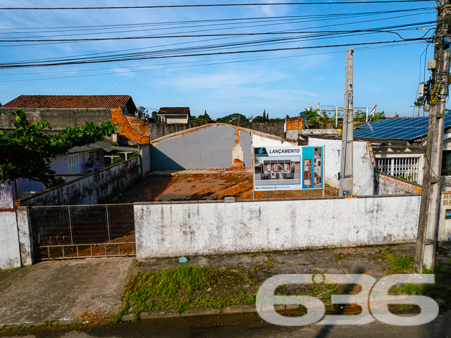 A 636 Negócios Imobiliários apresenta uma oportunidade exclusiva para você viver em Joinville com qualidade e estilo. Inauguramos no bairro Adhemar Garcia, reconhecido pela sua tranquilidade e acessibilidade, uma residência geminada tipo sobrado, com previsão de entrega para dezembro de 2025.
Este empreendimento é um lançamento que redefine o viver bem, contemplando um projeto arquitetônico moderno e sofisticado. Com uma área construída de 65,00m² em um terreno de 60,00m², a residência é composta por um ambiente de garagem descoberta, dois confortáveis dormitórios, banheiro, sala de estar/jantar integradas e uma cozinha prática e funcional, além de um lavabo e sacada para contemplar a vista do bairro.
Cada detalhe foi pensado para oferecer o máximo de conforto: pisos em porcelanato na área social e laminado nos dormitórios garantem beleza e praticidade. As portas internas em madeira e as paredes com massa corrida destacam o acabamento de alto padrão, enquanto o teto rebaixado com gesso acrescenta um toque de elegância e sofisticação ao ambiente.
Localizada em uma rua pavimentada e com topografia plana, a propriedade se beneficia de uma orientação Leste, aproveitando a luz natural. A geometria regular do terreno e as dimensões balanceadas proporcionam uma distribuição harmoniosa do espaço, ideal para a vida em família ou para quem busca um lar acolhedor.
Ao escolher a 636 Negócios Imobiliários, você opta por uma empresa que entende de valor. Mais do que uma residência, entregamos segurança, qualidade construtiva e a certeza de um investimento sólido, apoiado por mais de 30 anos de experiência e excelência no mercado imobiliário. Este sobrado não é apenas um lugar para morar, é o cenário onde novas histórias serão escritas, sonhos serão realizados e memórias inesquecíveis serão criadas.
Venha conhecer este projeto exclusivo e descubra por que somos referência em perfeição técnico-jurídica na mediação de negócios imobiliários. Agende sua visita e dê o próximo passo em direção ao seu novo lar.
636 Negócios Imobiliários – Construindo grandes realizações com grandes pessoas.
636 NEGÓCIOS IMOBILIÁRIOS: A SUA MELHOR ESCOLHA
Com mais de 30 anos de experiência, a 636 Negócios Imobiliários é sua parceira ideal para encontrar o imóvel perfeito. Estamos prontos para ajudá-lo a fazer deste imóvel o seu novo lar.
Telefone: (47) 3451-0636
WhatsApp: (47) 99190-0636
Não perca esta oportunidade única. Visite nosso site para mais informações: i636.com.br