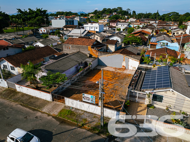 A 636 Negócios Imobiliários apresenta uma oportunidade exclusiva para você viver em Joinville com qualidade e estilo. Inauguramos no bairro Adhemar Garcia, reconhecido pela sua tranquilidade e acessibilidade, uma residência geminada tipo sobrado, com previsão de entrega para dezembro de 2025.
Este empreendimento é um lançamento que redefine o viver bem, contemplando um projeto arquitetônico moderno e sofisticado. Com uma área construída de 65,00m² em um terreno de 60,00m², a residência é composta por um ambiente de garagem descoberta, dois confortáveis dormitórios, banheiro, sala de estar/jantar integradas e uma cozinha prática e funcional, além de um lavabo e sacada para contemplar a vista do bairro.
Cada detalhe foi pensado para oferecer o máximo de conforto: pisos em porcelanato na área social e laminado nos dormitórios garantem beleza e praticidade. As portas internas em madeira e as paredes com massa corrida destacam o acabamento de alto padrão, enquanto o teto rebaixado com gesso acrescenta um toque de elegância e sofisticação ao ambiente.
Localizada em uma rua pavimentada e com topografia plana, a propriedade se beneficia de uma orientação Leste, aproveitando a luz natural. A geometria regular do terreno e as dimensões balanceadas proporcionam uma distribuição harmoniosa do espaço, ideal para a vida em família ou para quem busca um lar acolhedor.
Ao escolher a 636 Negócios Imobiliários, você opta por uma empresa que entende de valor. Mais do que uma residência, entregamos segurança, qualidade construtiva e a certeza de um investimento sólido, apoiado por mais de 30 anos de experiência e excelência no mercado imobiliário. Este sobrado não é apenas um lugar para morar, é o cenário onde novas histórias serão escritas, sonhos serão realizados e memórias inesquecíveis serão criadas.
Venha conhecer este projeto exclusivo e descubra por que somos referência em perfeição técnico-jurídica na mediação de negócios imobiliários. Agende sua visita e dê o próximo passo em direção ao seu novo lar.
636 Negócios Imobiliários – Construindo grandes realizações com grandes pessoas.
636 NEGÓCIOS IMOBILIÁRIOS: A SUA MELHOR ESCOLHA
Com mais de 30 anos de experiência, a 636 Negócios Imobiliários é sua parceira ideal para encontrar o imóvel perfeito. Estamos prontos para ajudá-lo a fazer deste imóvel o seu novo lar.
Telefone: (47) 3451-0636
WhatsApp: (47) 99190-0636
Não perca esta oportunidade única. Visite nosso site para mais informações: i636.com.br