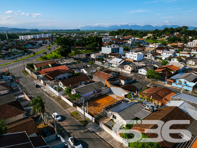 A 636 Negócios Imobiliários apresenta uma oportunidade exclusiva para você viver em Joinville com qualidade e estilo. Inauguramos no bairro Adhemar Garcia, reconhecido pela sua tranquilidade e acessibilidade, uma residência geminada tipo sobrado, com previsão de entrega para dezembro de 2025.
Este empreendimento é um lançamento que redefine o viver bem, contemplando um projeto arquitetônico moderno e sofisticado. Com uma área construída de 65,00m² em um terreno de 60,00m², a residência é composta por um ambiente de garagem descoberta, dois confortáveis dormitórios, banheiro, sala de estar/jantar integradas e uma cozinha prática e funcional, além de um lavabo e sacada para contemplar a vista do bairro.
Cada detalhe foi pensado para oferecer o máximo de conforto: pisos em porcelanato na área social e laminado nos dormitórios garantem beleza e praticidade. As portas internas em madeira e as paredes com massa corrida destacam o acabamento de alto padrão, enquanto o teto rebaixado com gesso acrescenta um toque de elegância e sofisticação ao ambiente.
Localizada em uma rua pavimentada e com topografia plana, a propriedade se beneficia de uma orientação Leste, aproveitando a luz natural. A geometria regular do terreno e as dimensões balanceadas proporcionam uma distribuição harmoniosa do espaço, ideal para a vida em família ou para quem busca um lar acolhedor.
Ao escolher a 636 Negócios Imobiliários, você opta por uma empresa que entende de valor. Mais do que uma residência, entregamos segurança, qualidade construtiva e a certeza de um investimento sólido, apoiado por mais de 30 anos de experiência e excelência no mercado imobiliário. Este sobrado não é apenas um lugar para morar, é o cenário onde novas histórias serão escritas, sonhos serão realizados e memórias inesquecíveis serão criadas.
Venha conhecer este projeto exclusivo e descubra por que somos referência em perfeição técnico-jurídica na mediação de negócios imobiliários. Agende sua visita e dê o próximo passo em direção ao seu novo lar.
636 Negócios Imobiliários – Construindo grandes realizações com grandes pessoas.
636 NEGÓCIOS IMOBILIÁRIOS: A SUA MELHOR ESCOLHA
Com mais de 30 anos de experiência, a 636 Negócios Imobiliários é sua parceira ideal para encontrar o imóvel perfeito. Estamos prontos para ajudá-lo a fazer deste imóvel o seu novo lar.
Telefone: (47) 3451-0636
WhatsApp: (47) 99190-0636
Não perca esta oportunidade única. Visite nosso site para mais informações: i636.com.br
