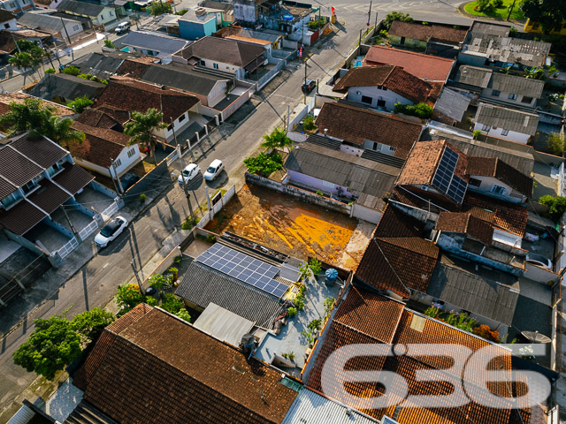 A 636 Negócios Imobiliários apresenta uma oportunidade exclusiva para você viver em Joinville com qualidade e estilo. Inauguramos no bairro Adhemar Garcia, reconhecido pela sua tranquilidade e acessibilidade, uma residência geminada tipo sobrado, com previsão de entrega para dezembro de 2025.
Este empreendimento é um lançamento que redefine o viver bem, contemplando um projeto arquitetônico moderno e sofisticado. Com uma área construída de 65,00m² em um terreno de 60,00m², a residência é composta por um ambiente de garagem descoberta, dois confortáveis dormitórios, banheiro, sala de estar/jantar integradas e uma cozinha prática e funcional, além de um lavabo e sacada para contemplar a vista do bairro.
Cada detalhe foi pensado para oferecer o máximo de conforto: pisos em porcelanato na área social e laminado nos dormitórios garantem beleza e praticidade. As portas internas em madeira e as paredes com massa corrida destacam o acabamento de alto padrão, enquanto o teto rebaixado com gesso acrescenta um toque de elegância e sofisticação ao ambiente.
Localizada em uma rua pavimentada e com topografia plana, a propriedade se beneficia de uma orientação Leste, aproveitando a luz natural. A geometria regular do terreno e as dimensões balanceadas proporcionam uma distribuição harmoniosa do espaço, ideal para a vida em família ou para quem busca um lar acolhedor.
Ao escolher a 636 Negócios Imobiliários, você opta por uma empresa que entende de valor. Mais do que uma residência, entregamos segurança, qualidade construtiva e a certeza de um investimento sólido, apoiado por mais de 30 anos de experiência e excelência no mercado imobiliário. Este sobrado não é apenas um lugar para morar, é o cenário onde novas histórias serão escritas, sonhos serão realizados e memórias inesquecíveis serão criadas.
Venha conhecer este projeto exclusivo e descubra por que somos referência em perfeição técnico-jurídica na mediação de negócios imobiliários. Agende sua visita e dê o próximo passo em direção ao seu novo lar.
636 Negócios Imobiliários – Construindo grandes realizações com grandes pessoas.
636 NEGÓCIOS IMOBILIÁRIOS: A SUA MELHOR ESCOLHA
Com mais de 30 anos de experiência, a 636 Negócios Imobiliários é sua parceira ideal para encontrar o imóvel perfeito. Estamos prontos para ajudá-lo a fazer deste imóvel o seu novo lar.
Telefone: (47) 3451-0636
WhatsApp: (47) 99190-0636
Não perca esta oportunidade única. Visite nosso site para mais informações: i636.com.br
