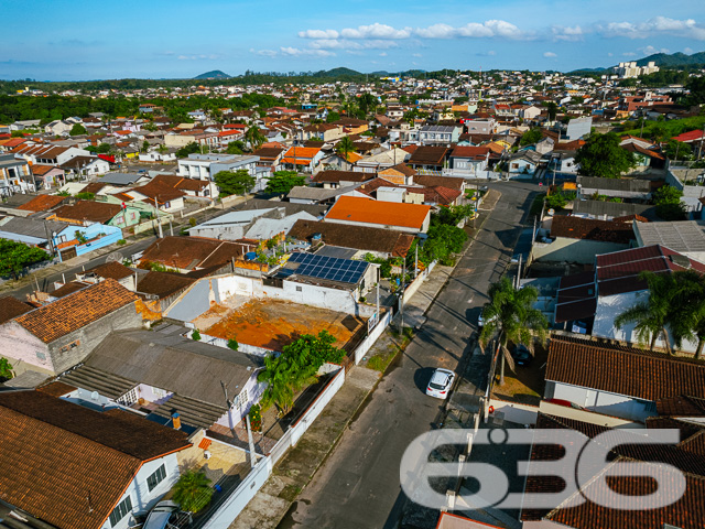 A 636 Negócios Imobiliários apresenta uma oportunidade exclusiva para você viver em Joinville com qualidade e estilo. Inauguramos no bairro Adhemar Garcia, reconhecido pela sua tranquilidade e acessibilidade, uma residência geminada tipo sobrado, com previsão de entrega para dezembro de 2025.
Este empreendimento é um lançamento que redefine o viver bem, contemplando um projeto arquitetônico moderno e sofisticado. Com uma área construída de 65,00m² em um terreno de 60,00m², a residência é composta por um ambiente de garagem descoberta, dois confortáveis dormitórios, banheiro, sala de estar/jantar integradas e uma cozinha prática e funcional, além de um lavabo e sacada para contemplar a vista do bairro.
Cada detalhe foi pensado para oferecer o máximo de conforto: pisos em porcelanato na área social e laminado nos dormitórios garantem beleza e praticidade. As portas internas em madeira e as paredes com massa corrida destacam o acabamento de alto padrão, enquanto o teto rebaixado com gesso acrescenta um toque de elegância e sofisticação ao ambiente.
Localizada em uma rua pavimentada e com topografia plana, a propriedade se beneficia de uma orientação Leste, aproveitando a luz natural. A geometria regular do terreno e as dimensões balanceadas proporcionam uma distribuição harmoniosa do espaço, ideal para a vida em família ou para quem busca um lar acolhedor.
Ao escolher a 636 Negócios Imobiliários, você opta por uma empresa que entende de valor. Mais do que uma residência, entregamos segurança, qualidade construtiva e a certeza de um investimento sólido, apoiado por mais de 30 anos de experiência e excelência no mercado imobiliário. Este sobrado não é apenas um lugar para morar, é o cenário onde novas histórias serão escritas, sonhos serão realizados e memórias inesquecíveis serão criadas.
Venha conhecer este projeto exclusivo e descubra por que somos referência em perfeição técnico-jurídica na mediação de negócios imobiliários. Agende sua visita e dê o próximo passo em direção ao seu novo lar.
636 Negócios Imobiliários – Construindo grandes realizações com grandes pessoas.
636 NEGÓCIOS IMOBILIÁRIOS: A SUA MELHOR ESCOLHA
Com mais de 30 anos de experiência, a 636 Negócios Imobiliários é sua parceira ideal para encontrar o imóvel perfeito. Estamos prontos para ajudá-lo a fazer deste imóvel o seu novo lar.
Telefone: (47) 3451-0636
WhatsApp: (47) 99190-0636
Não perca esta oportunidade única. Visite nosso site para mais informações: i636.com.br
